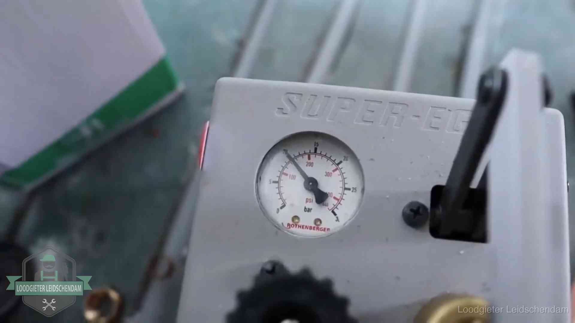 Verzekerd en aansprakelijk in Leidschendam Manometer van een afperspomp bij controle van nieuw leidingwerk in Leidschendam