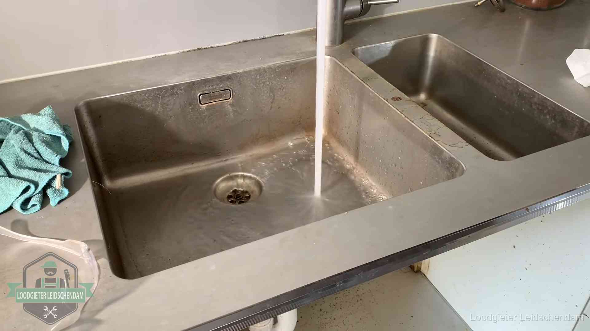 Vastlopende afvoer herkennen in Leidschendam Doorstroomtest van de afvoer bij een gootsteen in Leidschendam