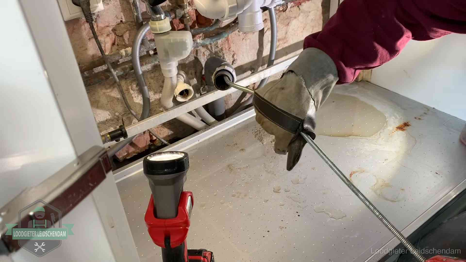 Je riool goed houden in Leidschendam Ontstoppingsveer wordt preventief door een afvoeraansluiting gehaald in Leidschendam