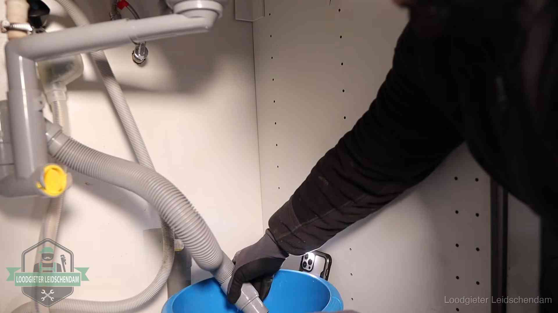 Zelf je afvoer legen in Leidschendam Afvoerslang loopt leeg in een emmer onder de gootsteen in Leidschendam, een klus die je zelf kunt doen