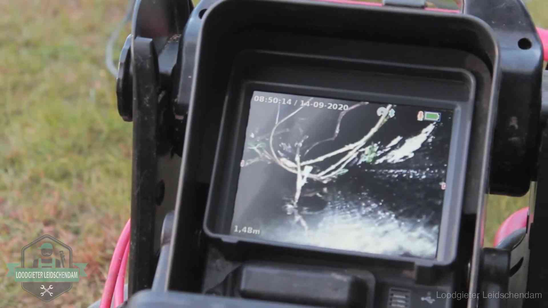 Camera-inspectie van het riool in Leidschendam Monitor van een rioolcamera toont wortelingroei in de rioolbuis bij een woning in Leidschendam