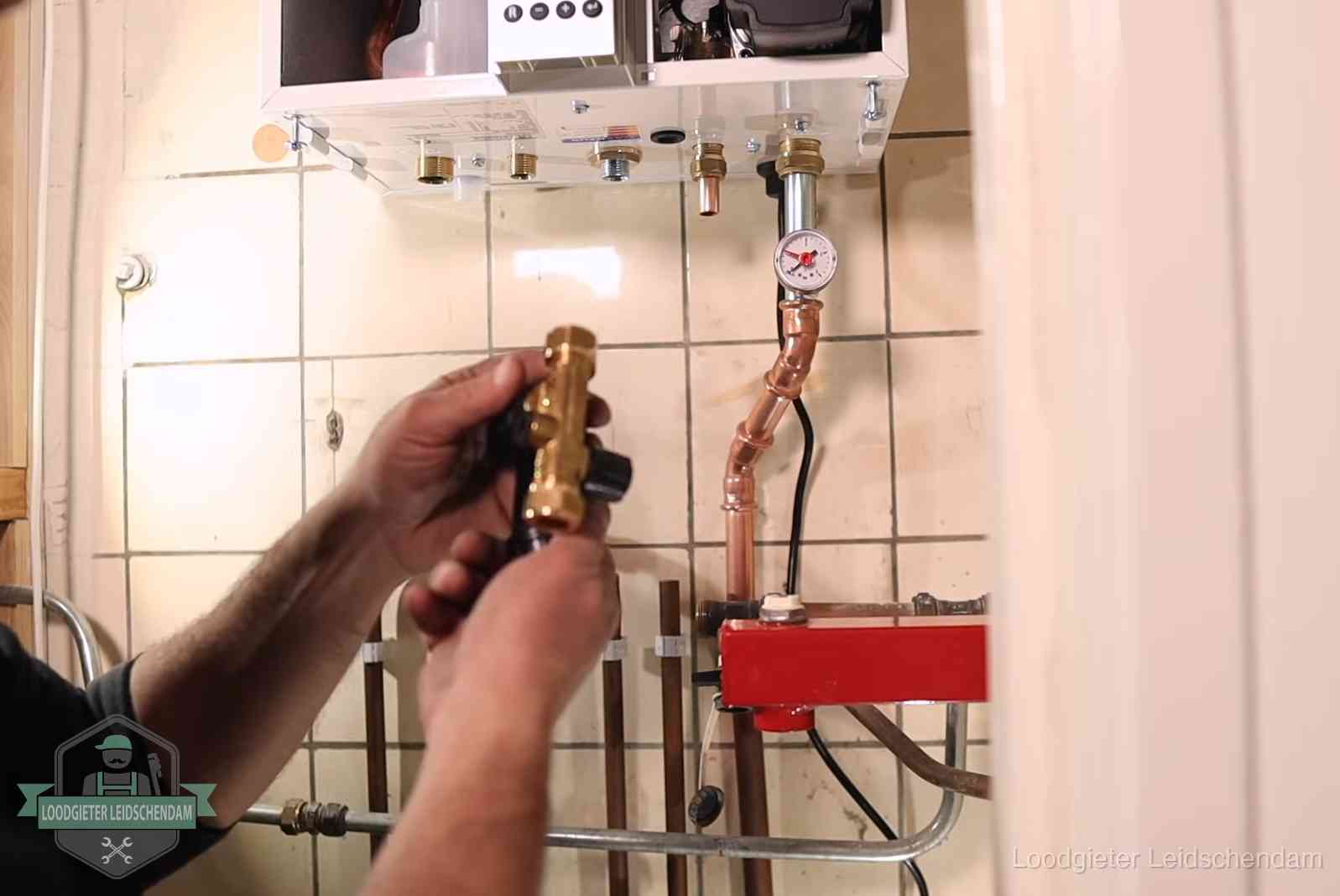 Zelf cv-druk bijvullen in Leidschendam Vulkraan en manometer onder een cv-ketel voor het bijvullen van de waterdruk in Leidschendam