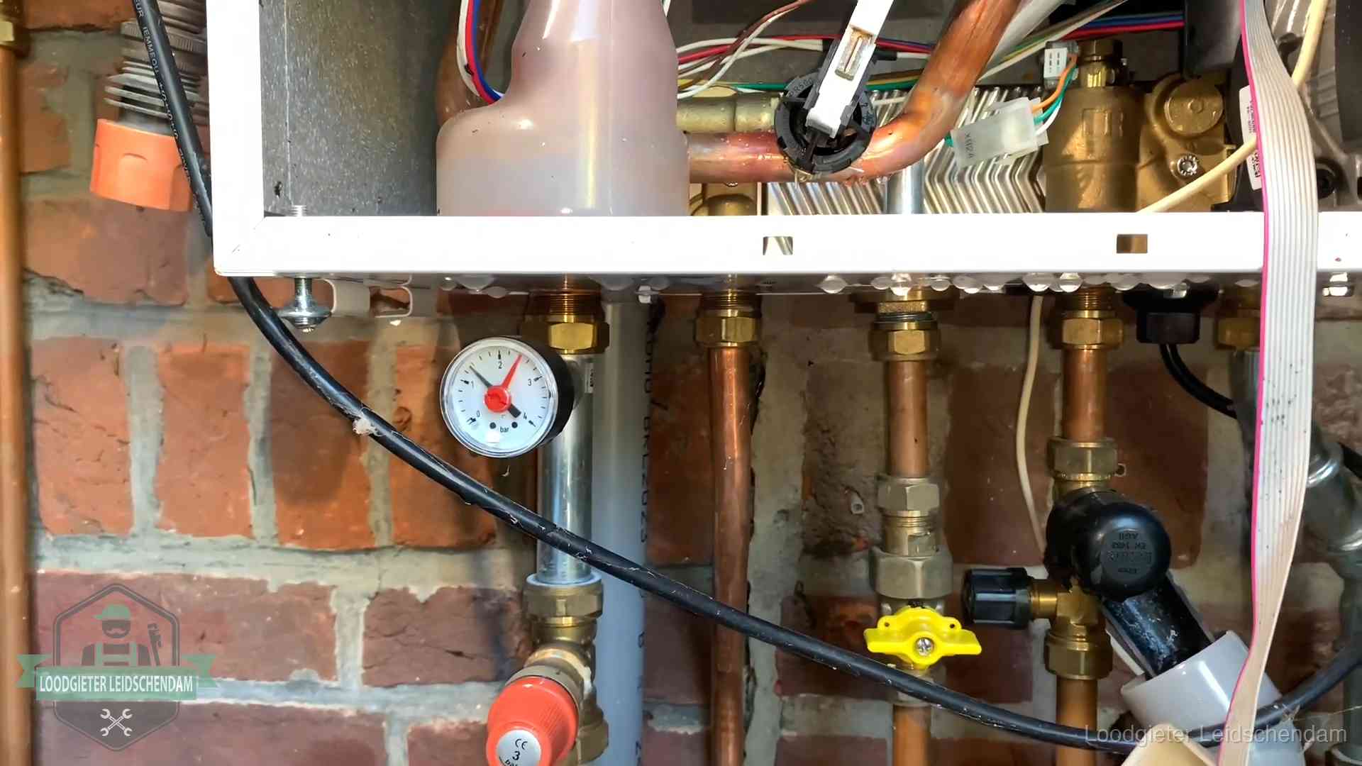 Manometer en aansluitleidingen onder een cv-ketel in Leidschendam bij controle op drukverlies