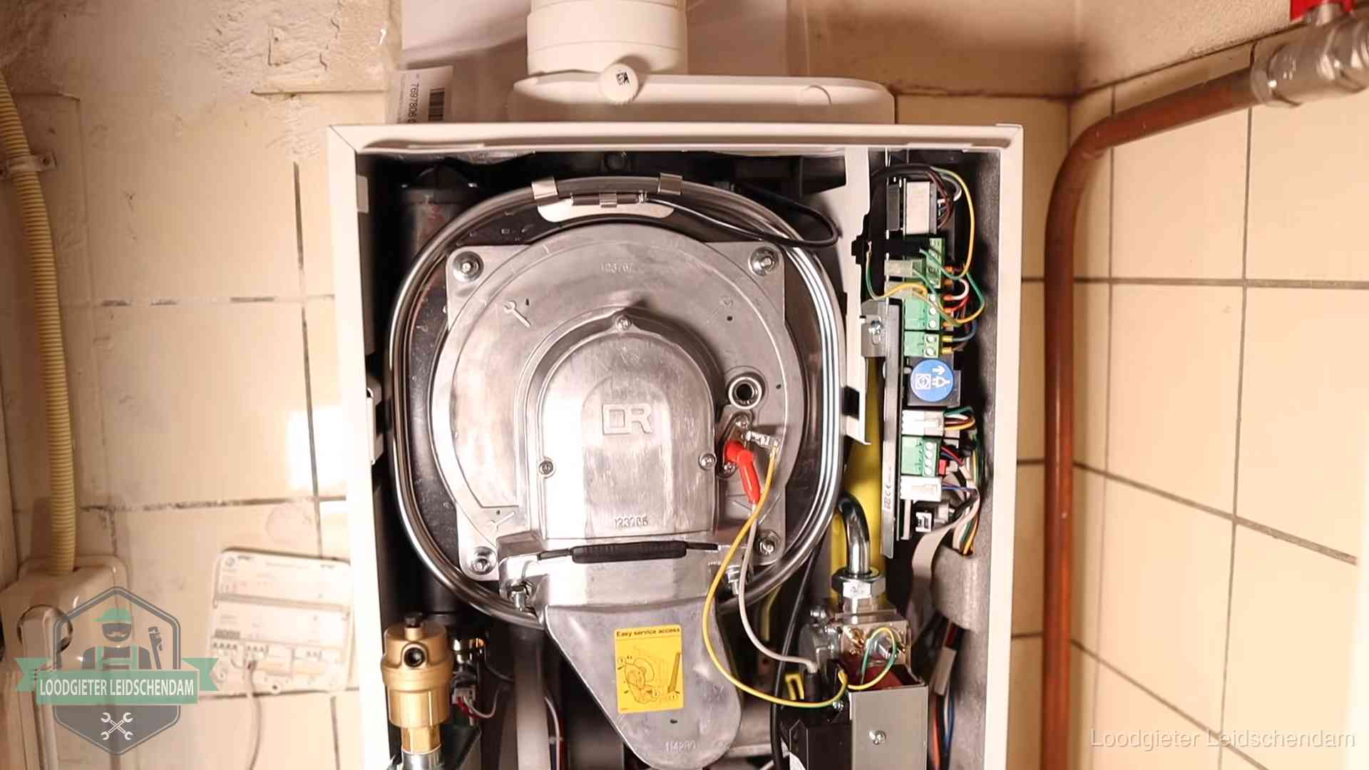 Hoe vaak cv-onderhoud in Leidschendam Geopende cv-ketel met warmtewisselaar tijdens periodiek onderhoud in Leidschendam