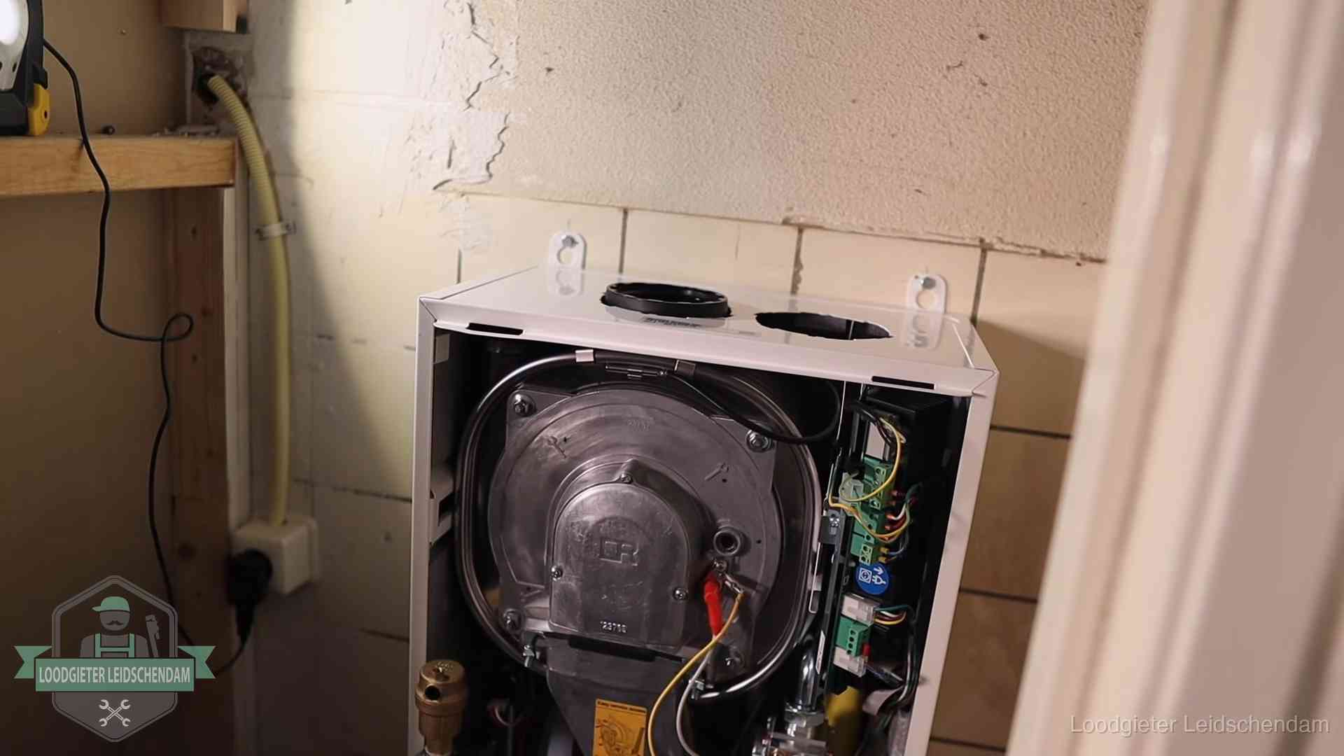 Onderhoudsbeurt cv-ketel in Leidschendam Geopende cv-ketel tijdens een onderhoudsbeurt in Leidschendam, met brander en warmtewisselaar zichtbaar