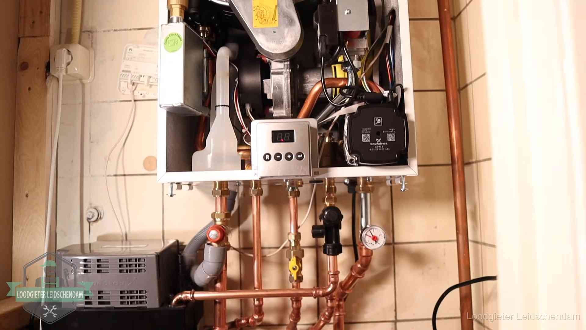 Zuiniger stoken na cv-onderhoud in Leidschendam Geopende cv-ketel met brander en cv-pomp tijdens een onderhoudsbeurt in Leidschendam