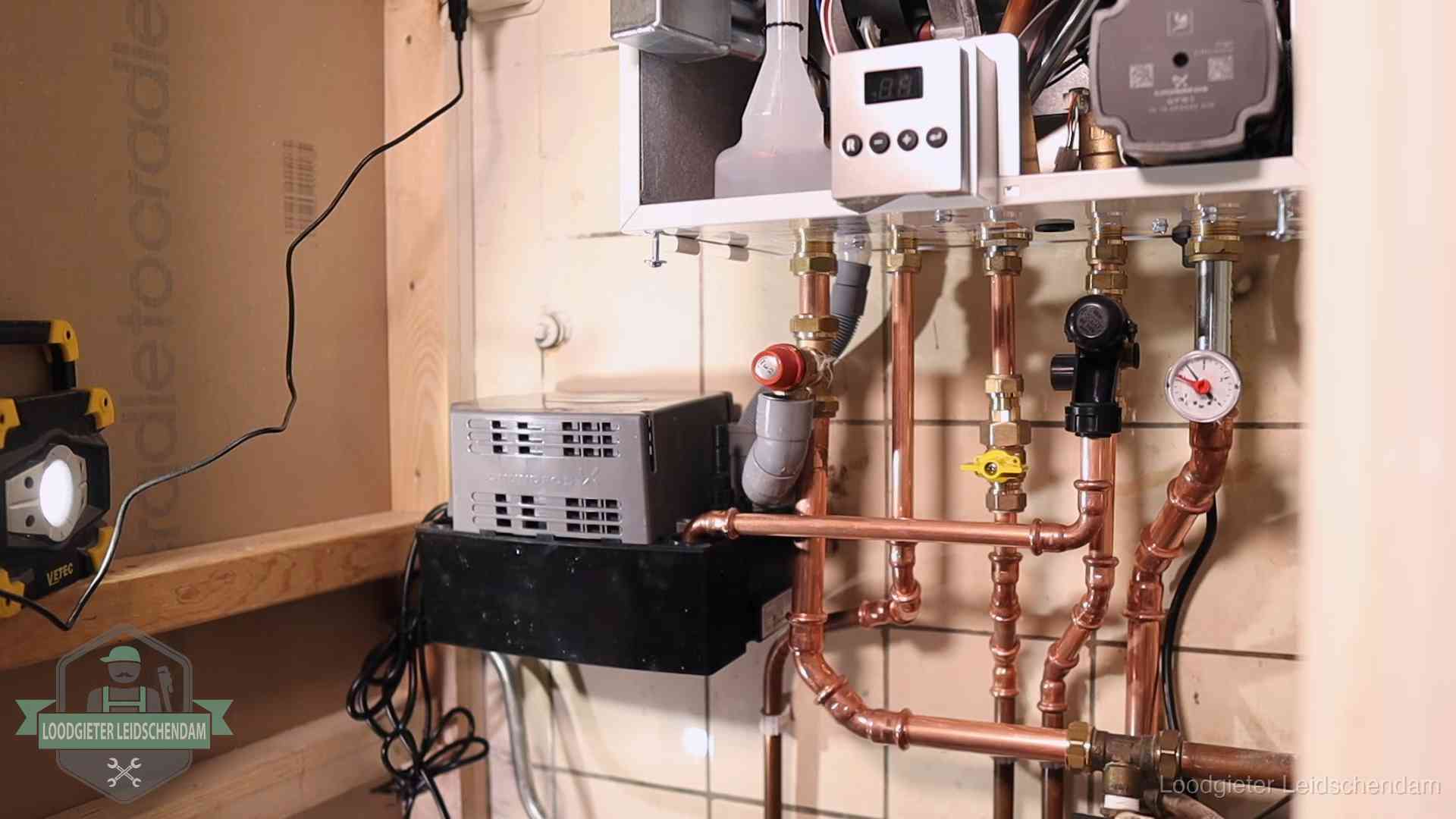 Levensduur van je cv-ketel in Leidschendam Nieuw koperen leidingwerk met pomp en manometer onder een vervangen cv-opstelling in Leidschendam