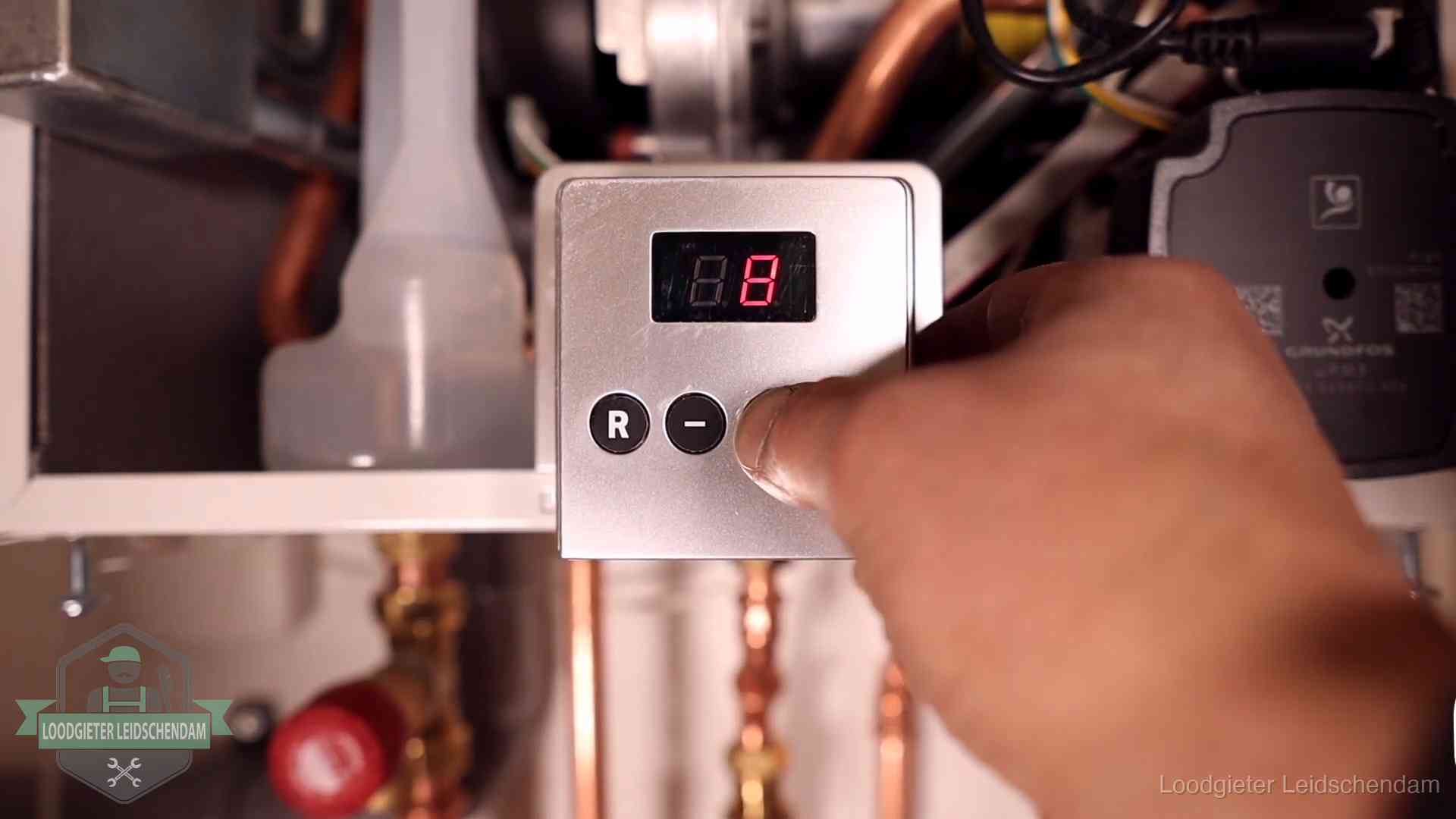 Cv-storing uitlezen in Leidschendam Monteur bedient het display van een cv-ketel bij een storing in Leidschendam