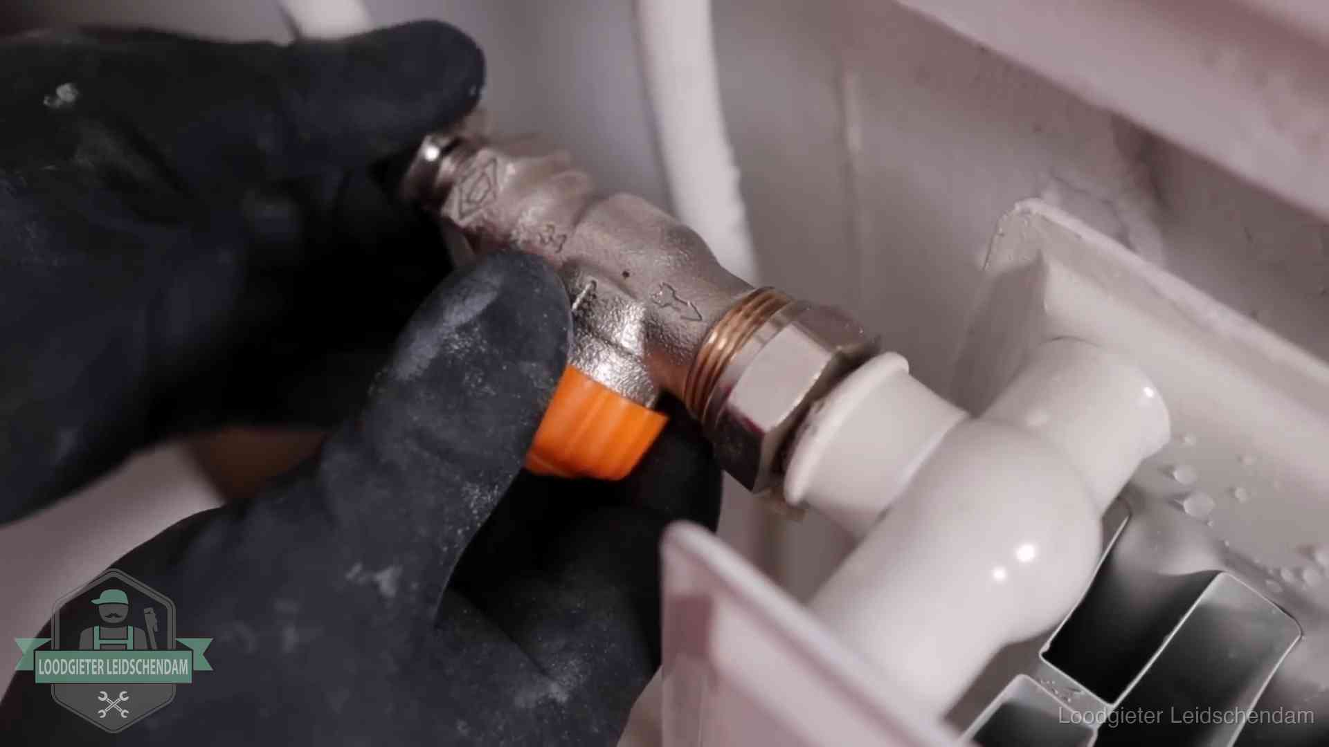 Je cv winterklaar maken in Leidschendam Thermostaatkraan wordt gemonteerd op een radiator in Leidschendam voor het stookseizoen