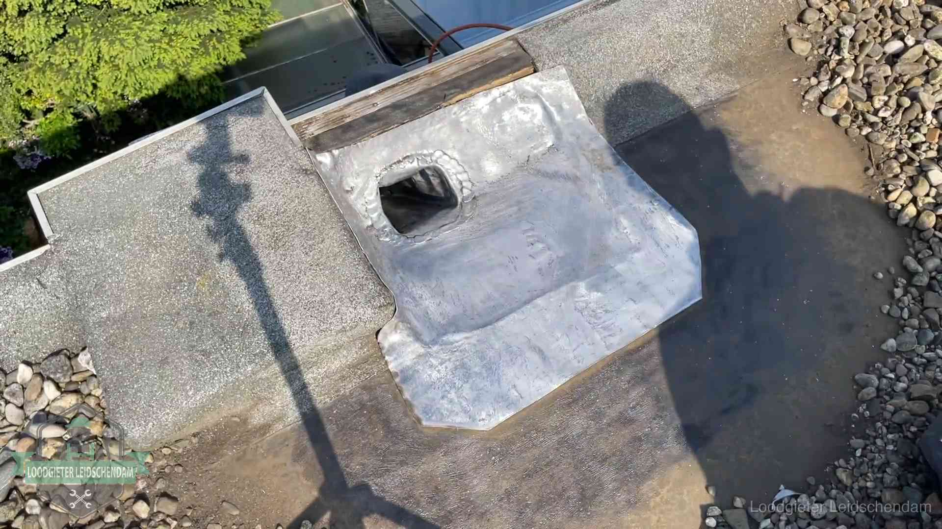 Noodafdichting bij daklekkage in Leidschendam Vers afgedichte dakdoorvoer met lood en zink op een plat dak in Leidschendam