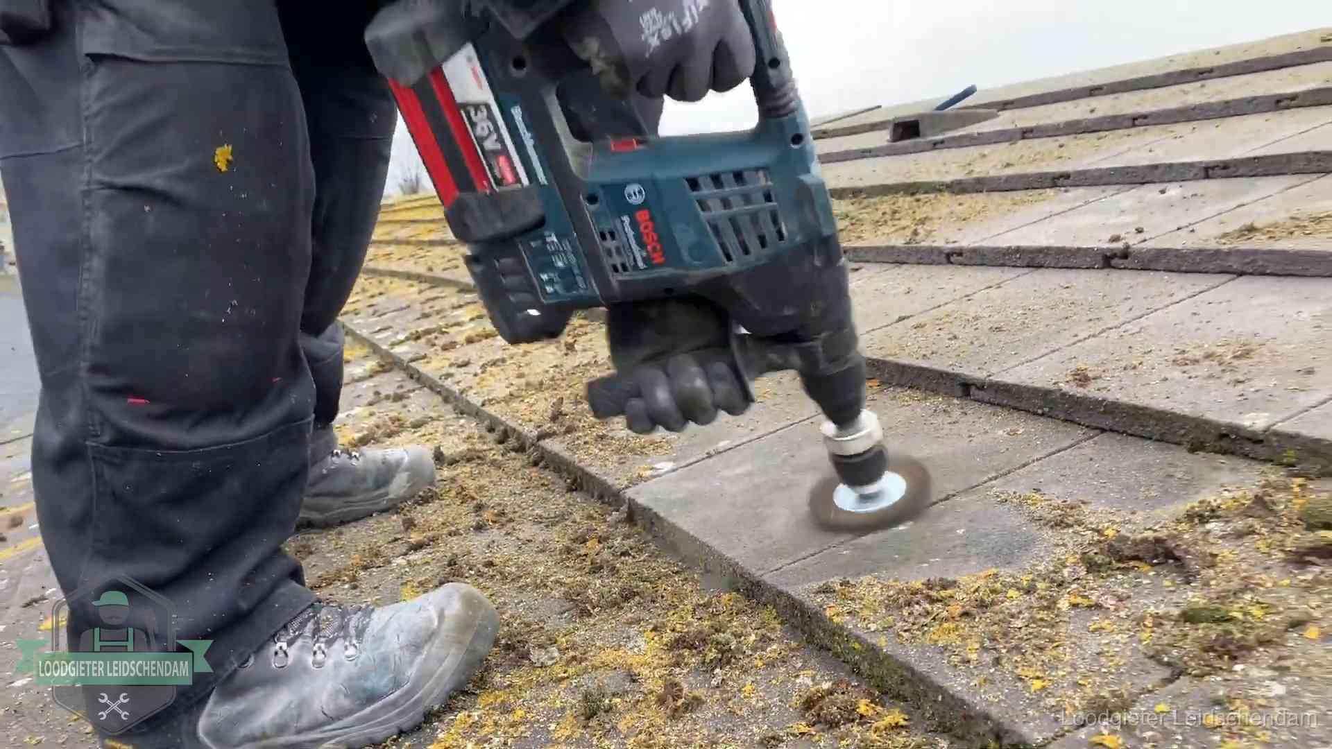 Dakonderhoud en preventie in Leidschendam Betonnen dakpannen worden machinaal gereinigd tijdens dakonderhoud in Leidschendam
