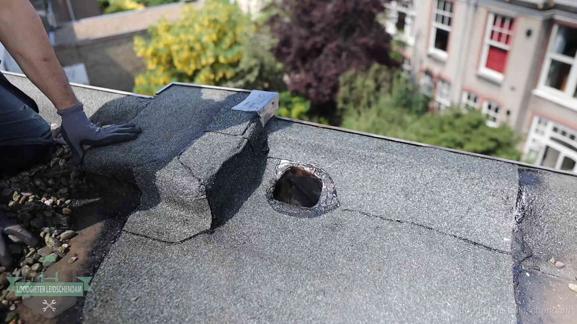 Daklekkage-inspectie op een plat dak in Leidschendam Loodgieter inspecteert een beschadigd bitumen plat dak tijdens een daklekkage-inspectie in Leidschendam