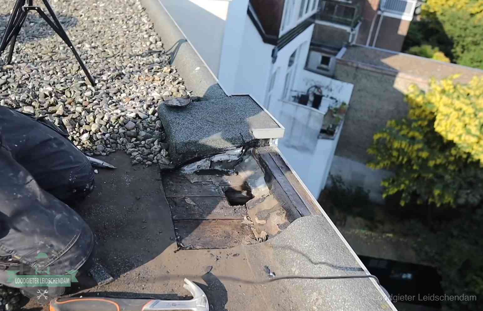 Gevolgen van een daklekkage in Leidschendam Opengelegde dakrand met verrot dakbeschot door een langdurige daklekkage in Leidschendam