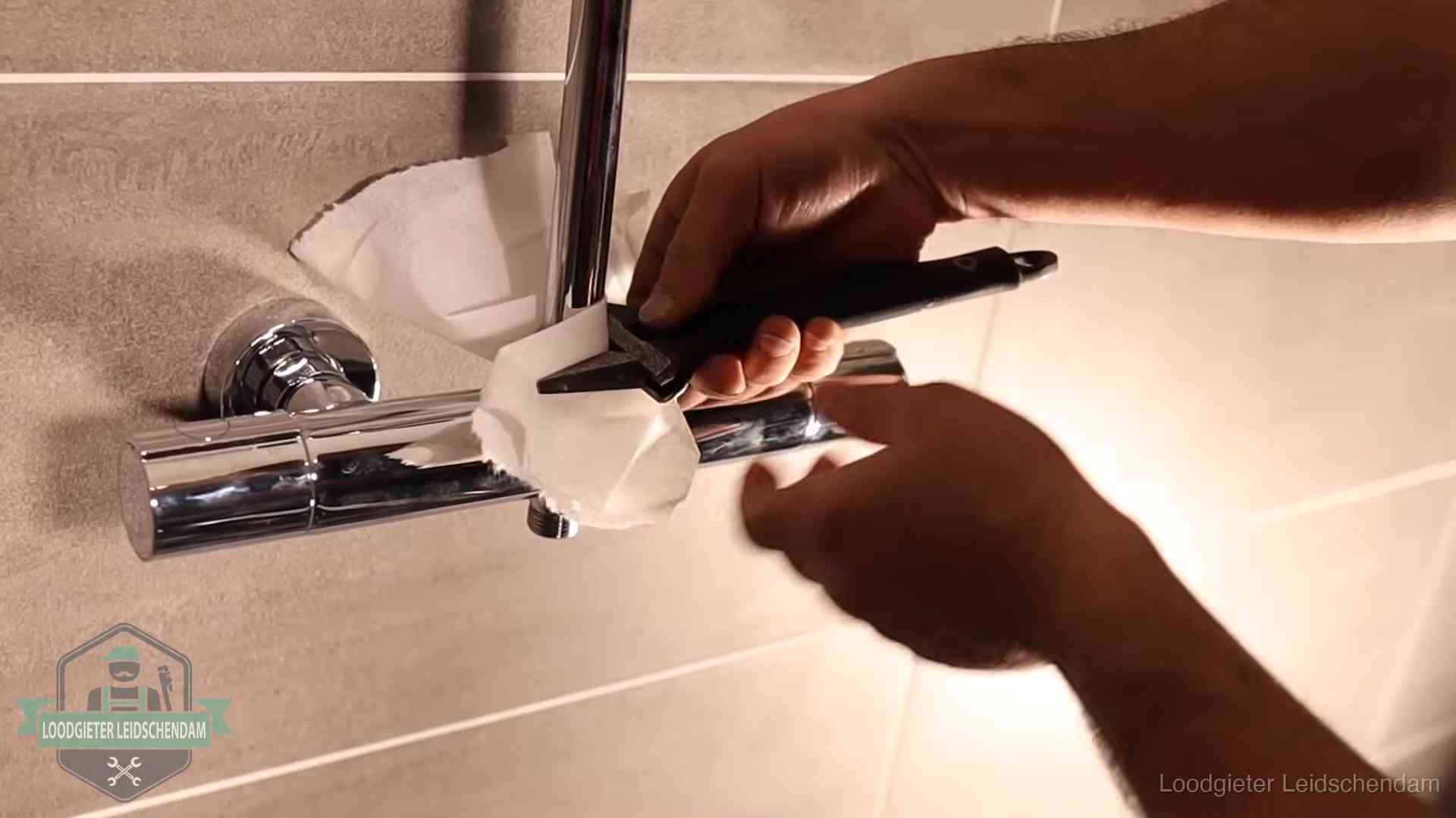 Nazorg door ons loodgietersbedrijf in Leidschendam Loodgieter monteert een douchekraan met bescherming tegen krassen in Leidschendam