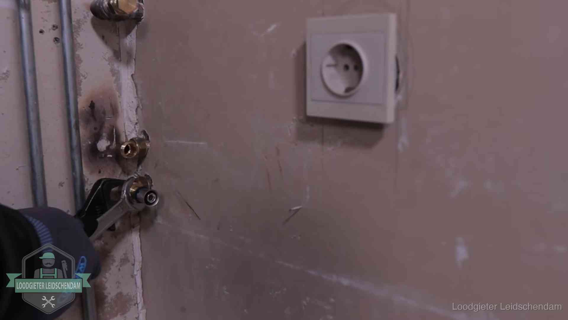 Erkend vakmanschap in Leidschendam Monteur draait een perskoppeling vast op een leidingaansluiting in Leidschendam