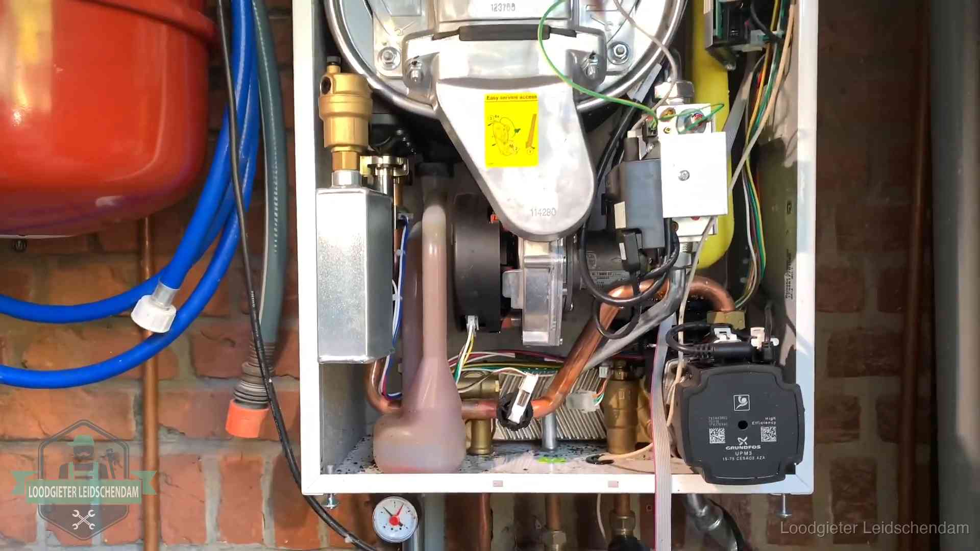 Expansievat en waterdruk in Leidschendam Geopende cv-ketel met rood expansievat in een woning in Leidschendam