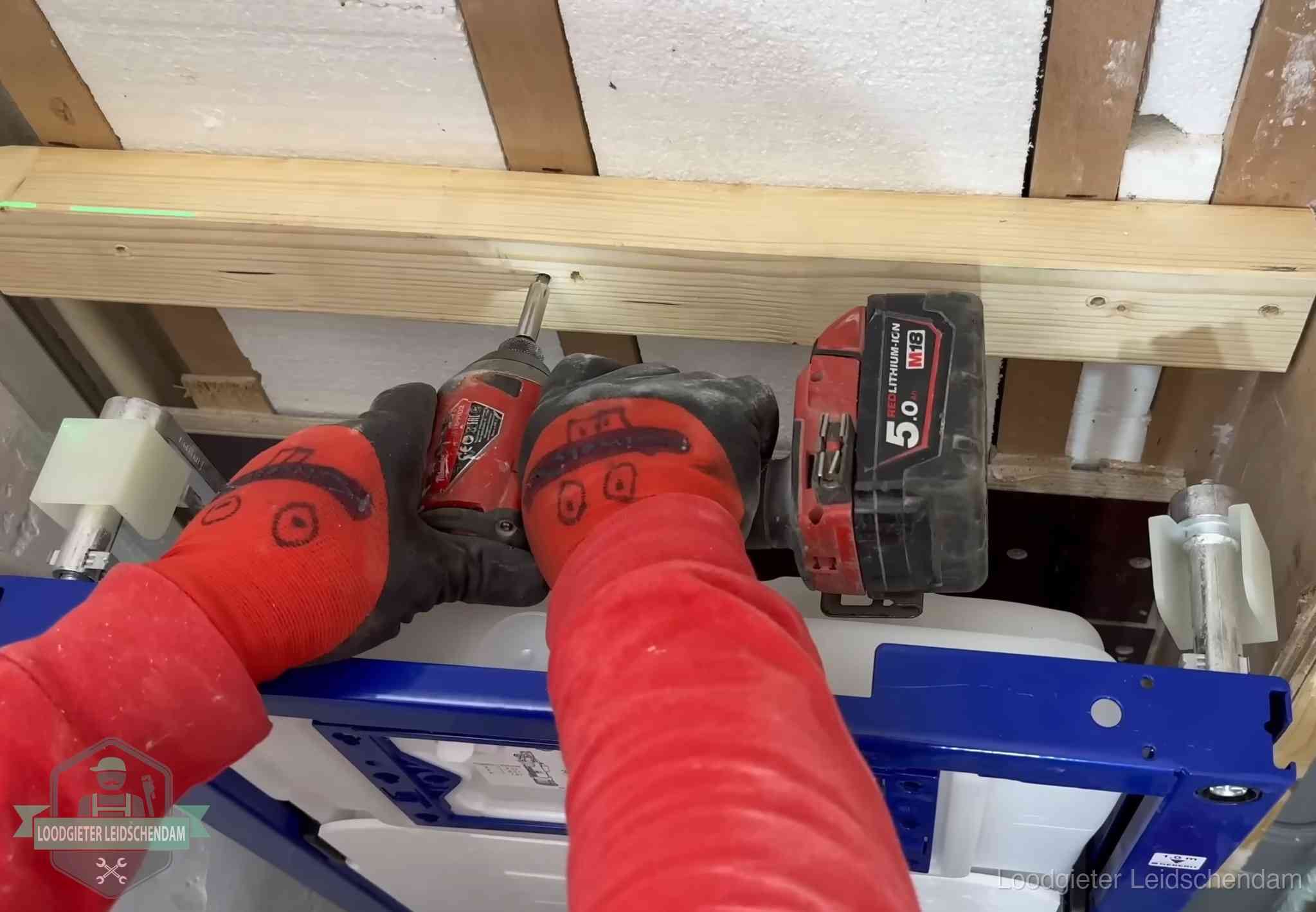 Fout in de wc-installatie opsporen in Leidschendam Monteur bevestigt een inbouwreservoir voor een hangend toilet in Leidschendam