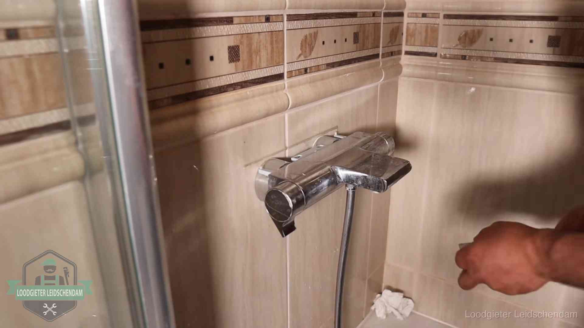 Kalkaanslag en je cv-ketel in Leidschendam Verkalkte douche-mengkraan in Leidschendam, hetzelfde kalk dat zich in de warmtewisselaar afzet