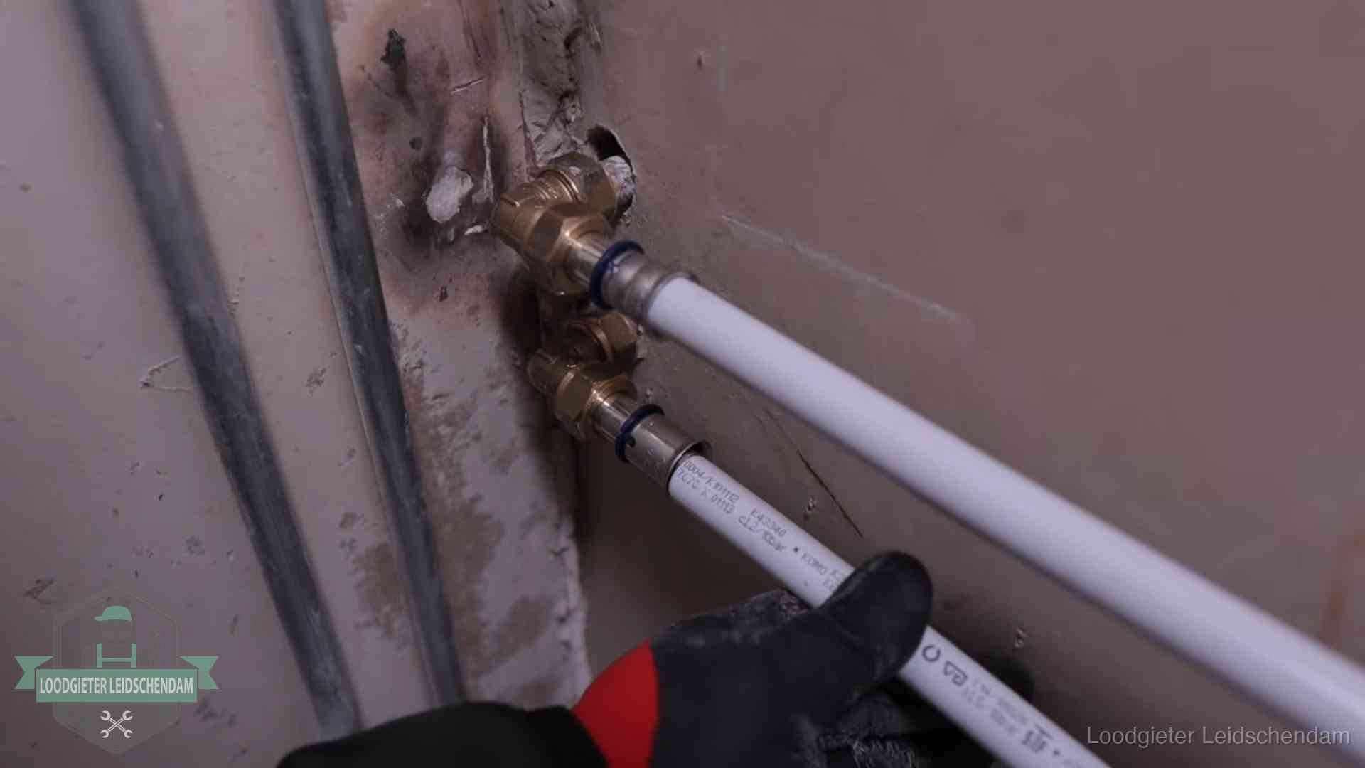 Kwaliteitsnormen voor loodgieterswerk in Leidschendam Meerlagenbuizen met keurmerk en rvs persfittingen op muuraansluitingen in Leidschendam