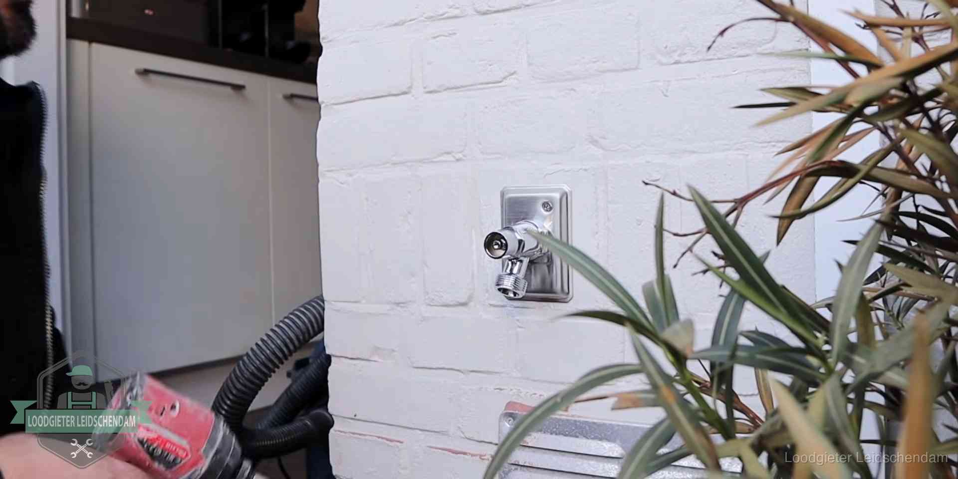 Daklek of leidinglek testen in Leidschendam Chromen kraan op een muurplaat bij een woning in Leidschendam, dichtdraaien is stap een van de lektest