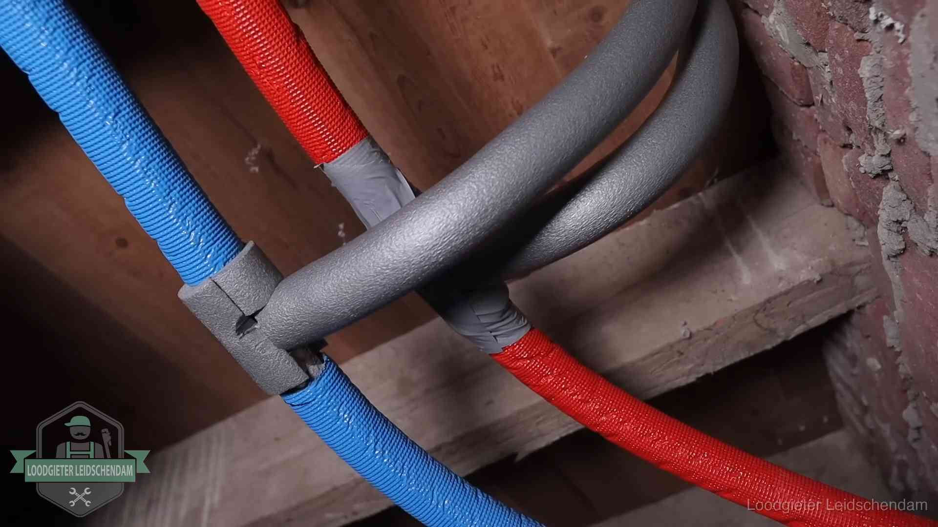 Geïsoleerde waterleidingen langs houten balken tegen bevriezing in Leidschendam
