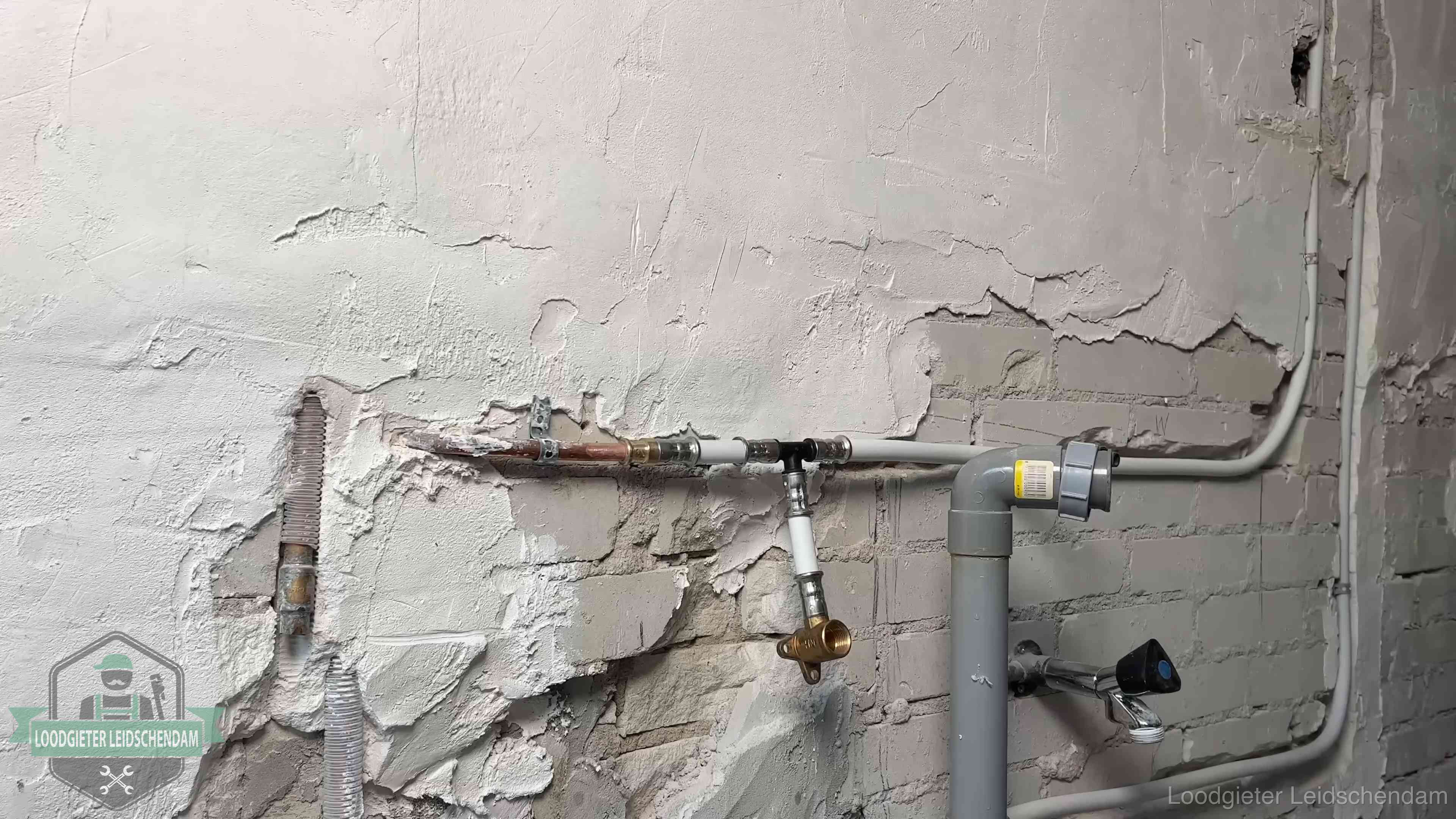 Leidingwerk in woningen in Leidschendam Nieuw leidingwerk naast een oud verroest leidingrestant in een woning in Leidschendam