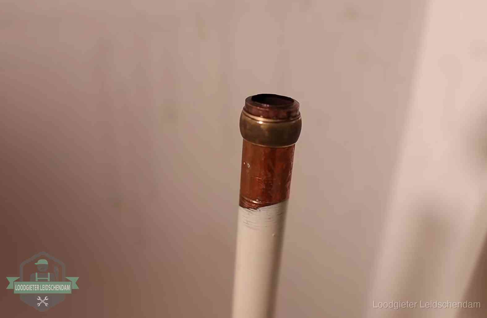 Tijdelijk afgedopte waterleiding om schade te beperken bij een lekkage in Leidschendam