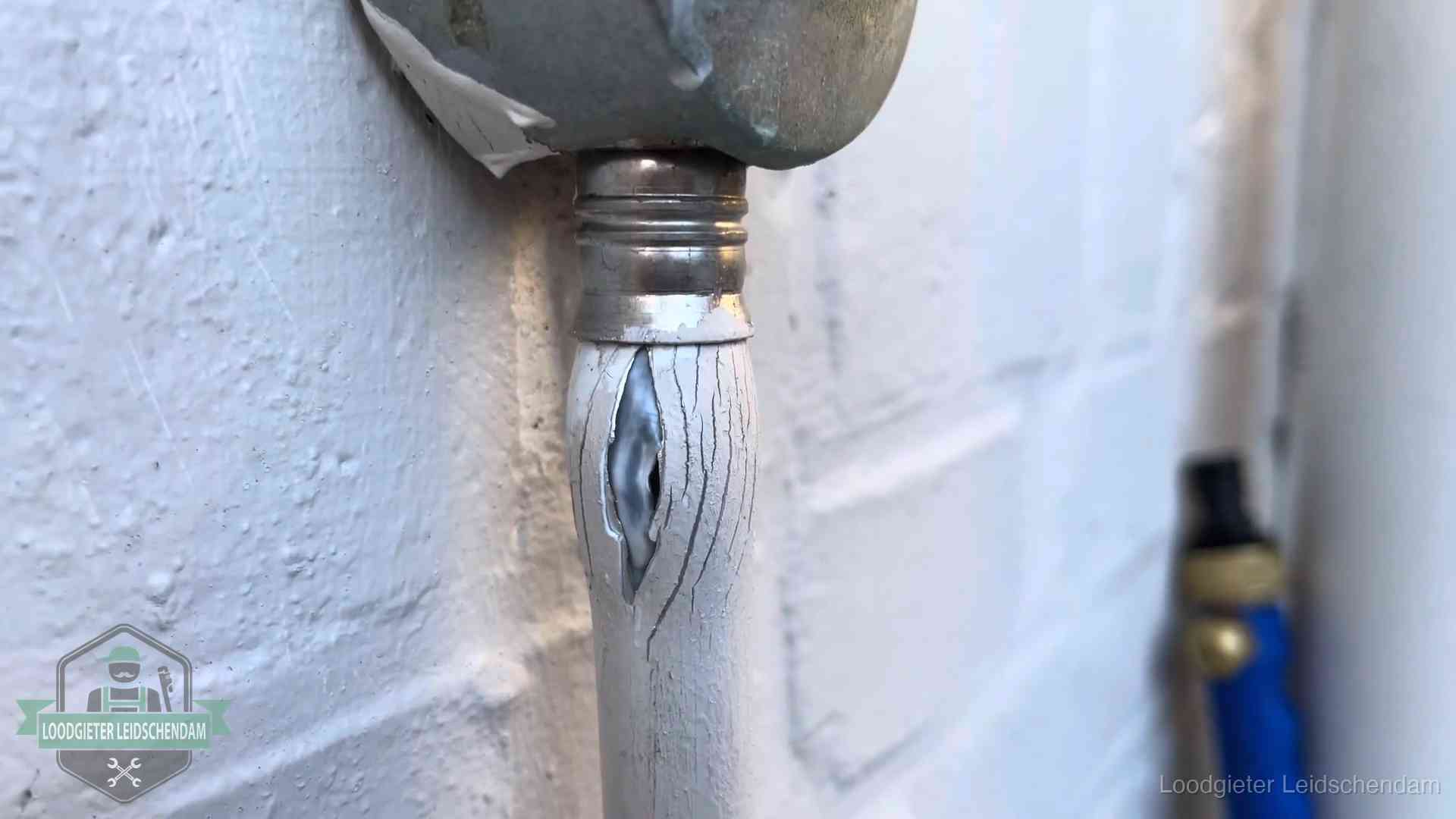 Oude waterleiding in Leidschendam waar de verf openscheurt, een stille aanwijzing voor een beginnend lek