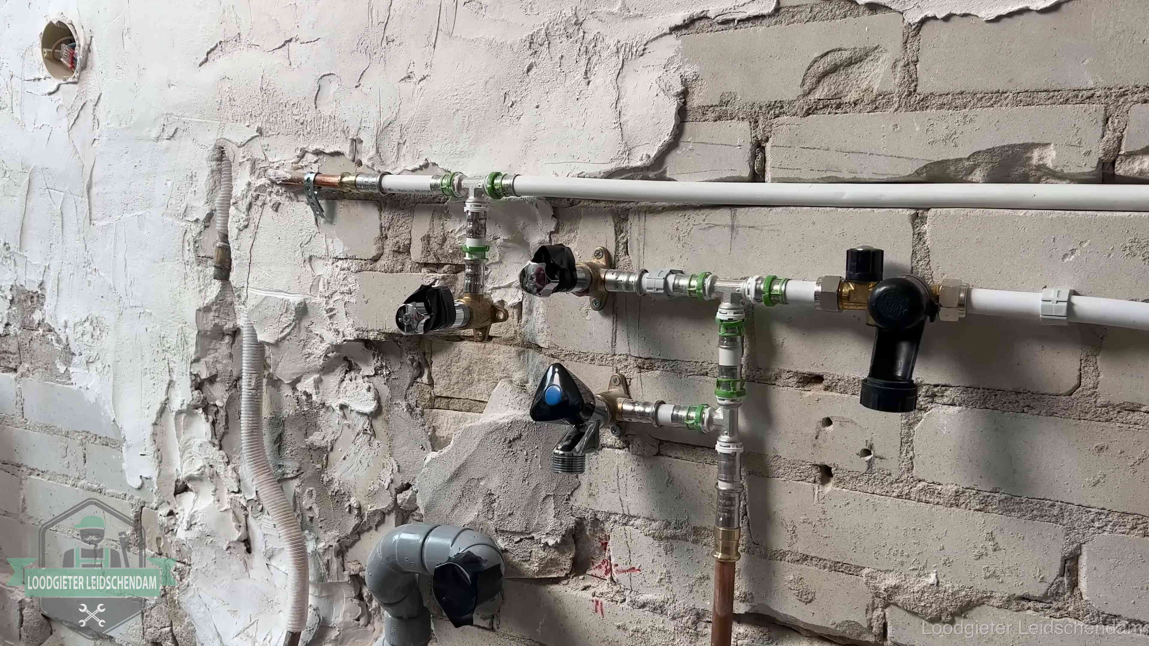 Diensten van ons loodgietersbedrijf in Leidschendam Nieuw aangelegd leidingwerk met persfittingen tijdens een verbouwing in Leidschendam