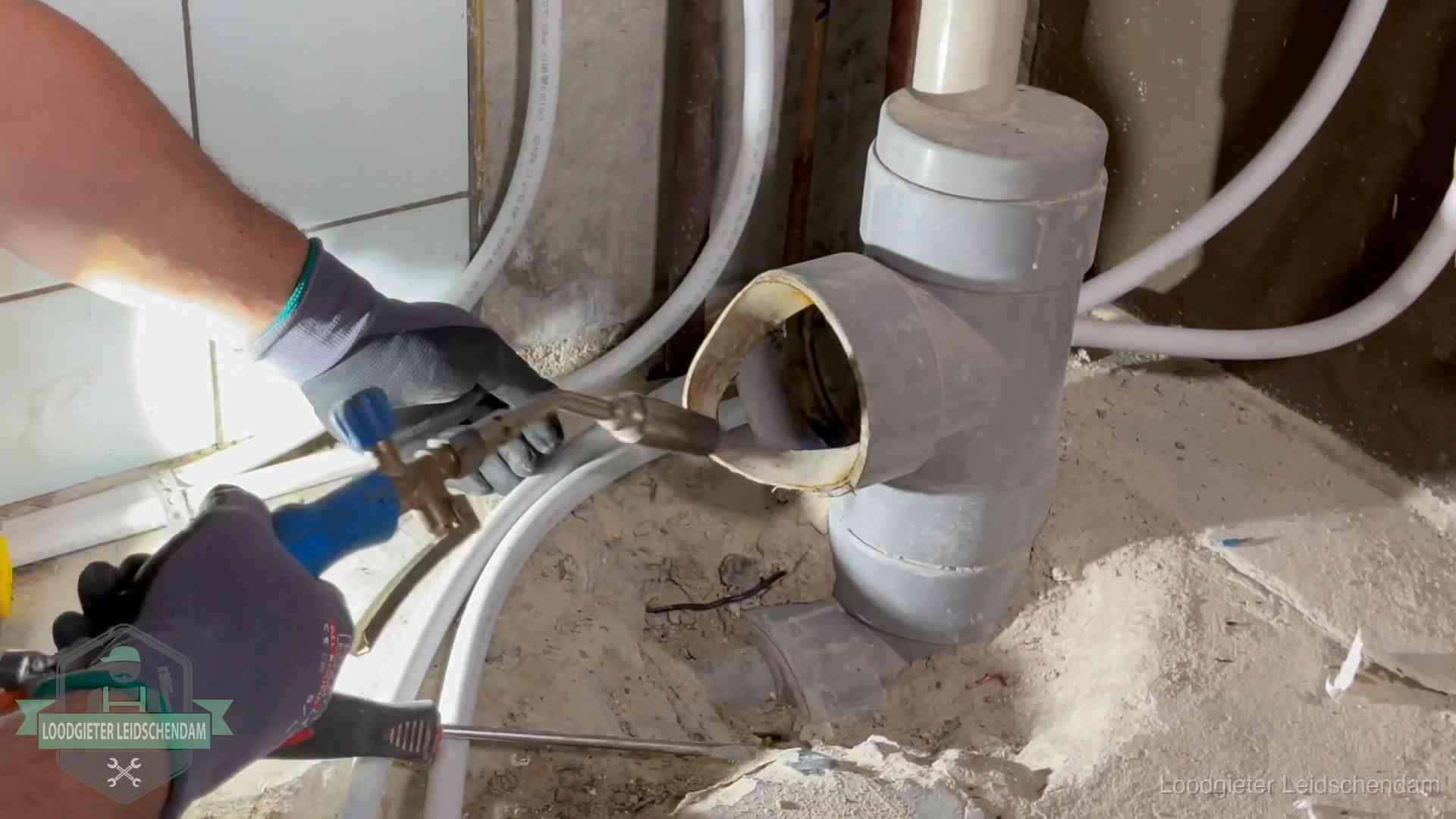 Vakmanschap van onze loodgieters in Leidschendam Loodgieter werkt met brander en messing kraanwerk aan leidingen in Leidschendam