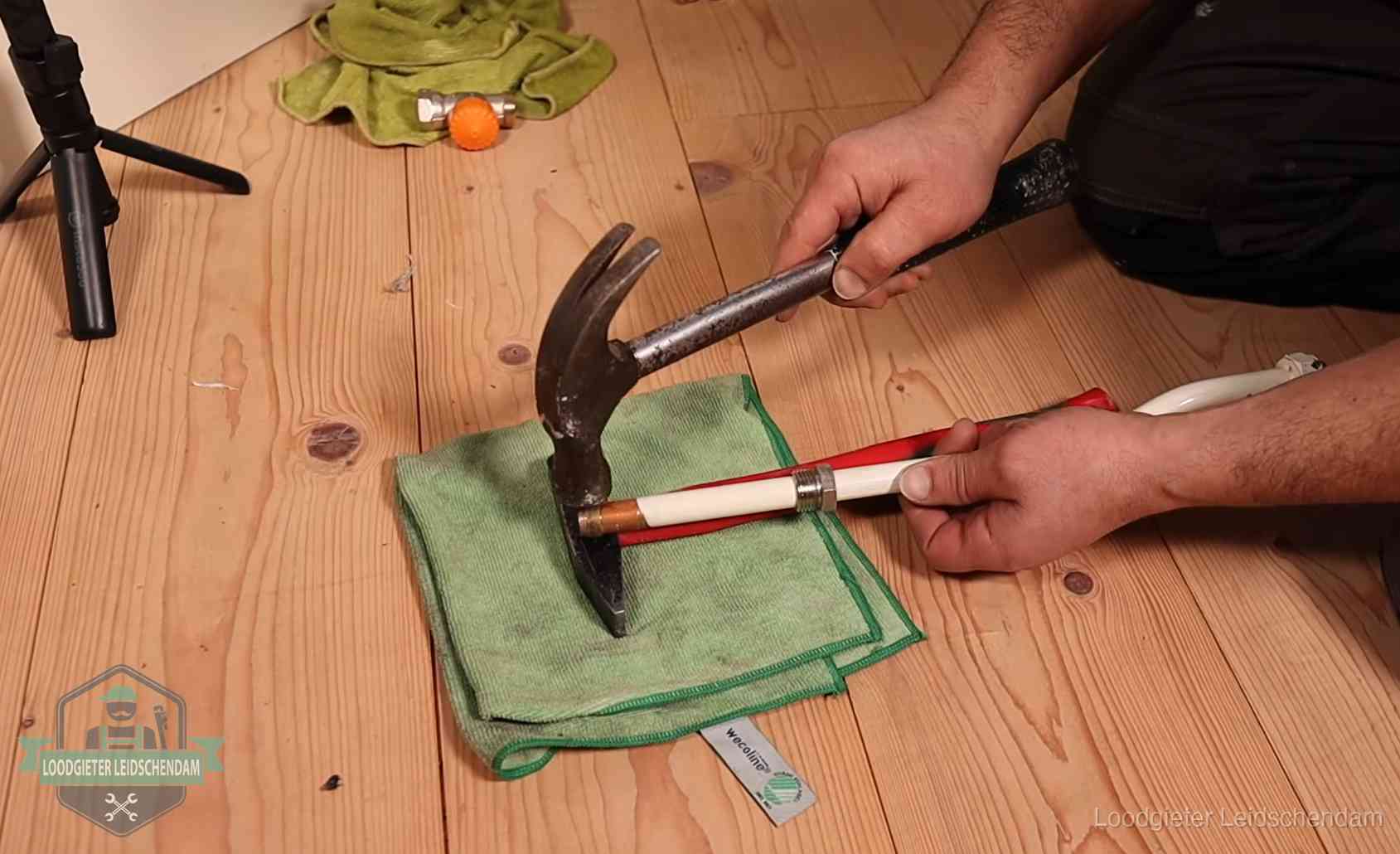 Rode vlaggen bij loodgieters in Leidschendam Geimproviseerd gereedschap bij een klus in Leidschendam, een teken om op te letten wie je binnenhaalt