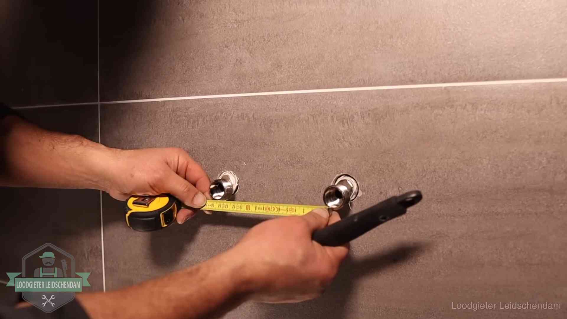 Loodgieter meet de hartafstand van aansluitingen nauwkeurig op in Leidschendam