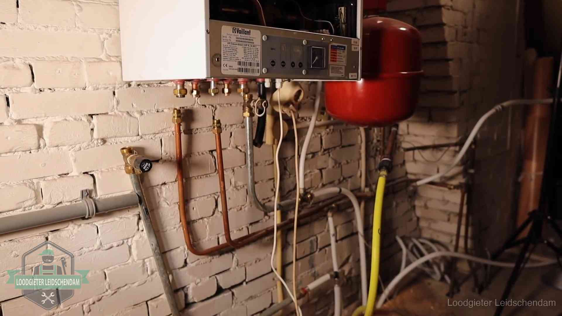 Onderhoud aan een oudere cv-ketel in Leidschendam Verouderde cv-ketel met een wirwar van oude leidingen in een woning in Leidschendam