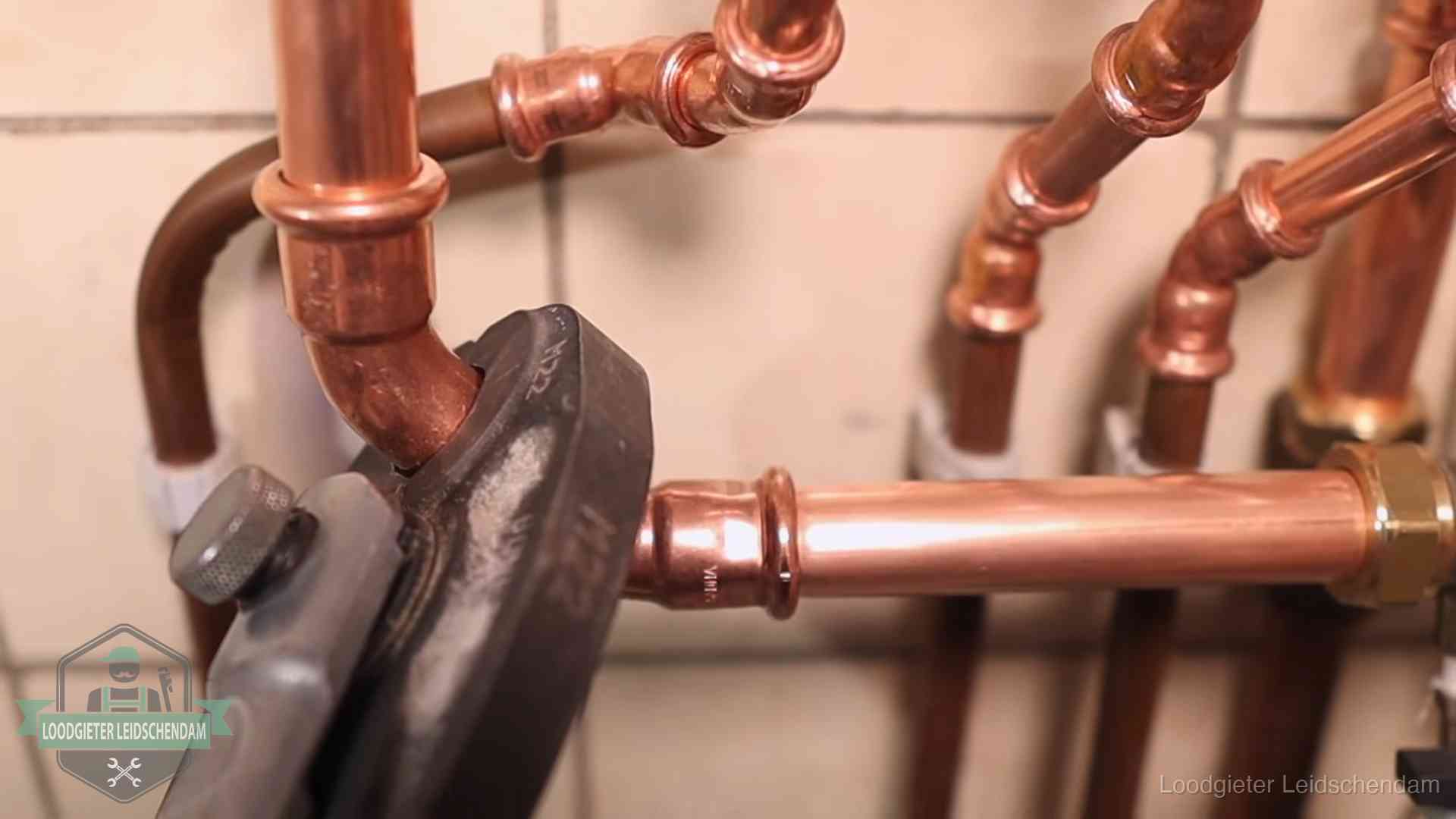 Werkwijze van ons loodgietersbedrijf in Leidschendam Persmachine perst een koperen fitting op nieuw leidingwerk in Leidschendam