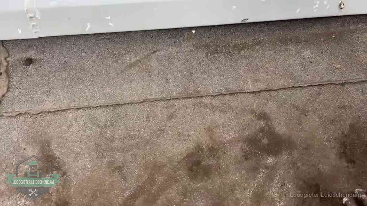 Stormschade en neerslag op daken in Leidschendam Vochtplekken bij de naad van een plat dak na aanhoudende regen in Leidschendam