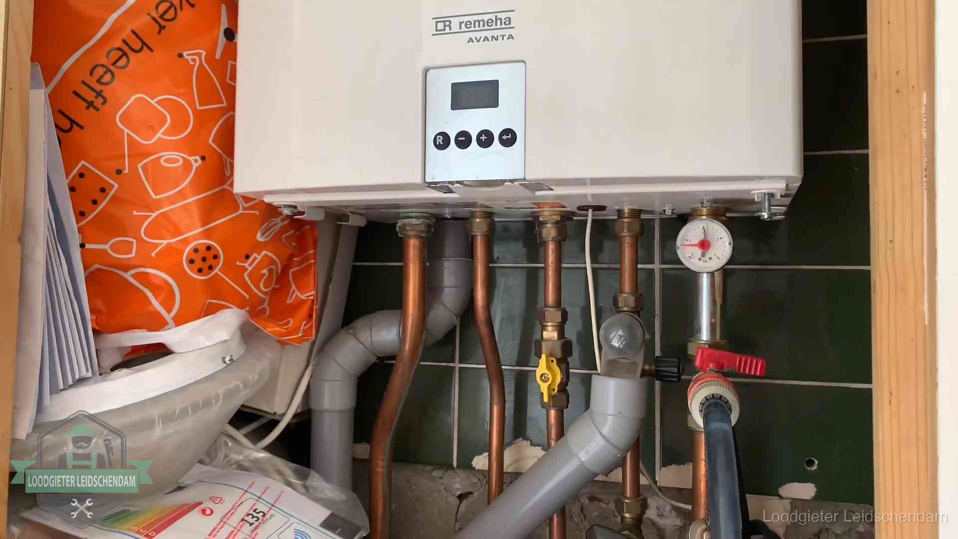 Remeha cv-ketel onderhoud in Leidschendam Oudere Remeha cv-ketel in een ketelkast in een woning in Leidschendam
