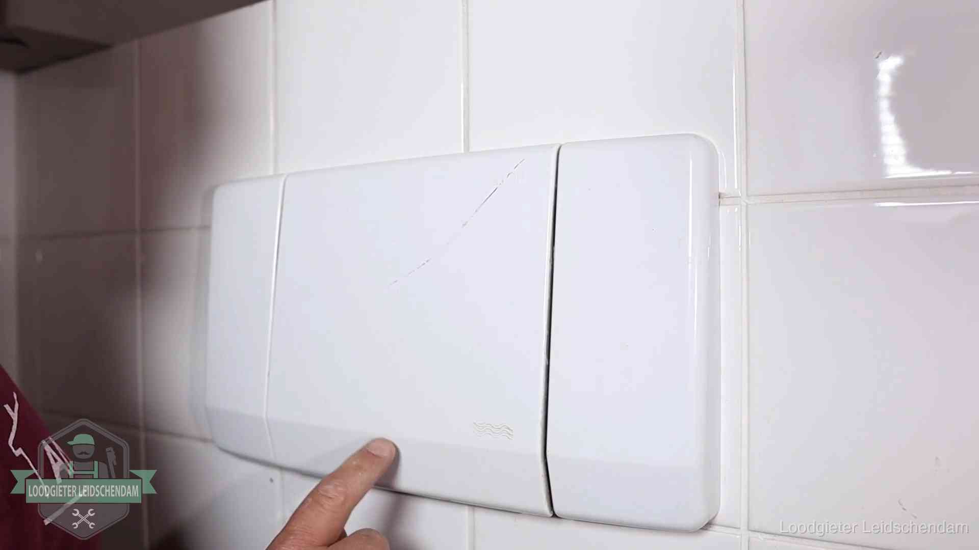 Oorzaken van een verstopte wc in Leidschendam Bedieningspaneel van een inbouwreservoir van een hangend toilet in Leidschendam