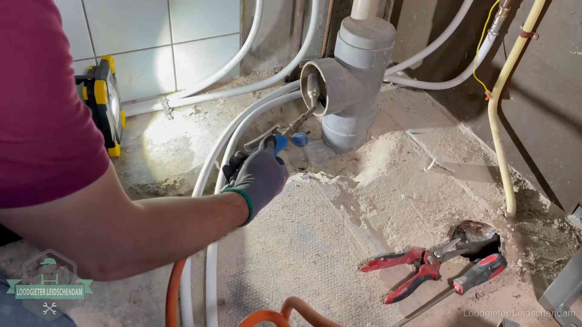 Standleiding en gedeelde leidingen in Leidschendam Loodgieter werkt aan leidingen bij een pvc-standleiding in een appartement in Leidschendam