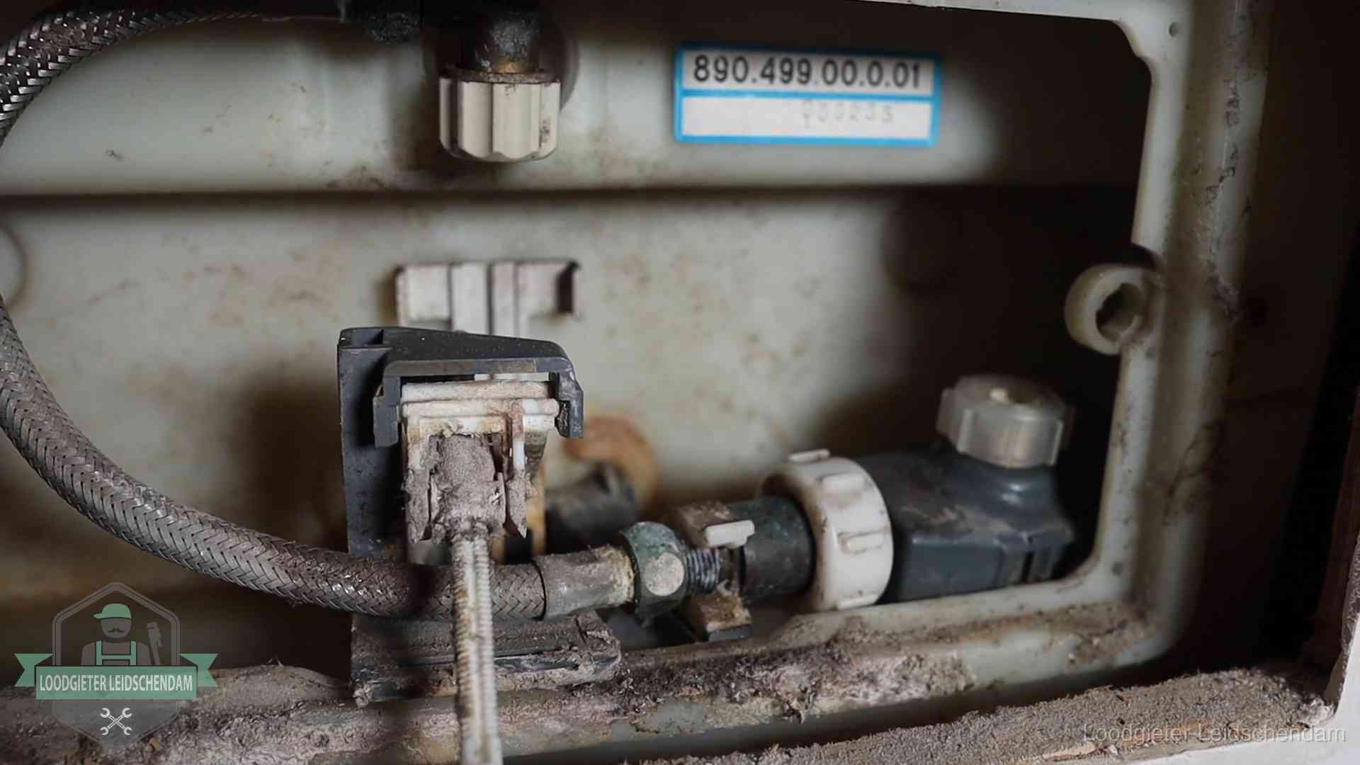 Stortbak en spoelmechanisme in Leidschendam Verkalkt binnenwerk van een stortbak met vlotterkraan in Leidschendam