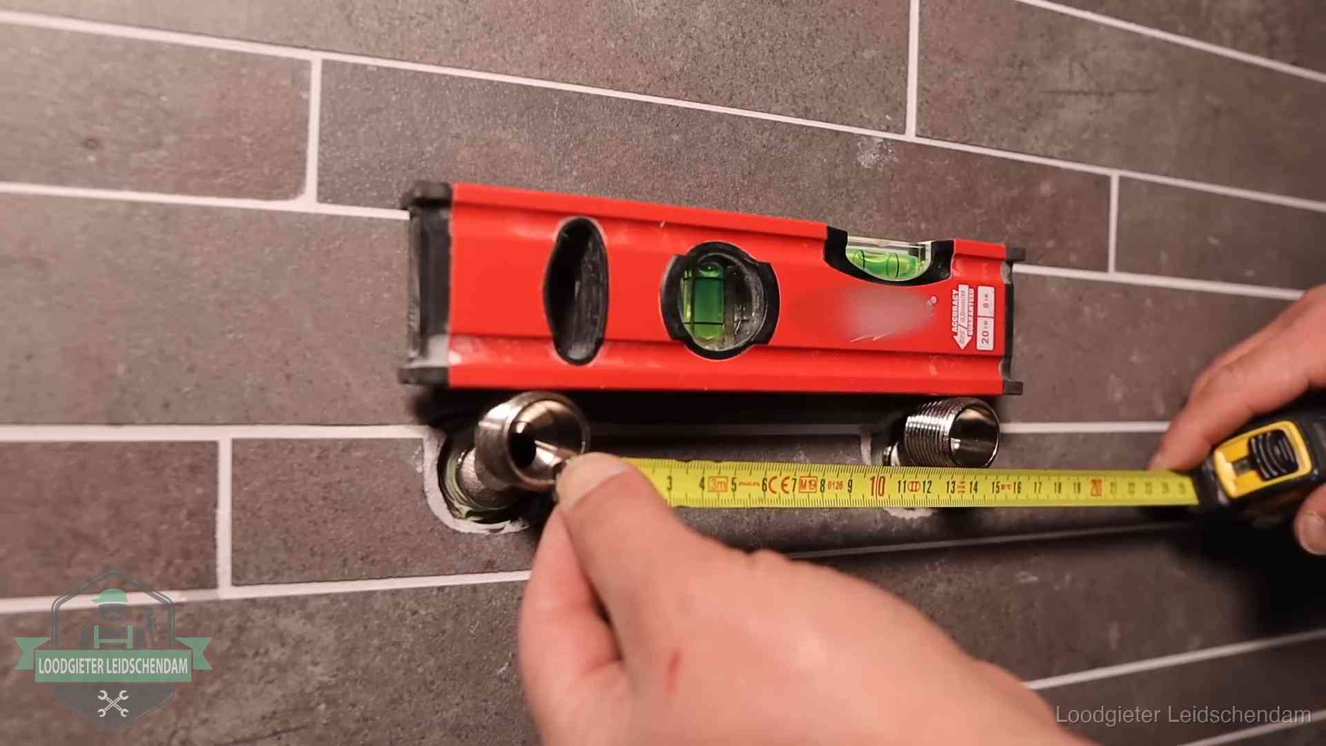 Kwaliteit en je vangnet als klant in Leidschendam Waterpas en duimstok bij kraan-aansluitpunten in een badkamer in Leidschendam