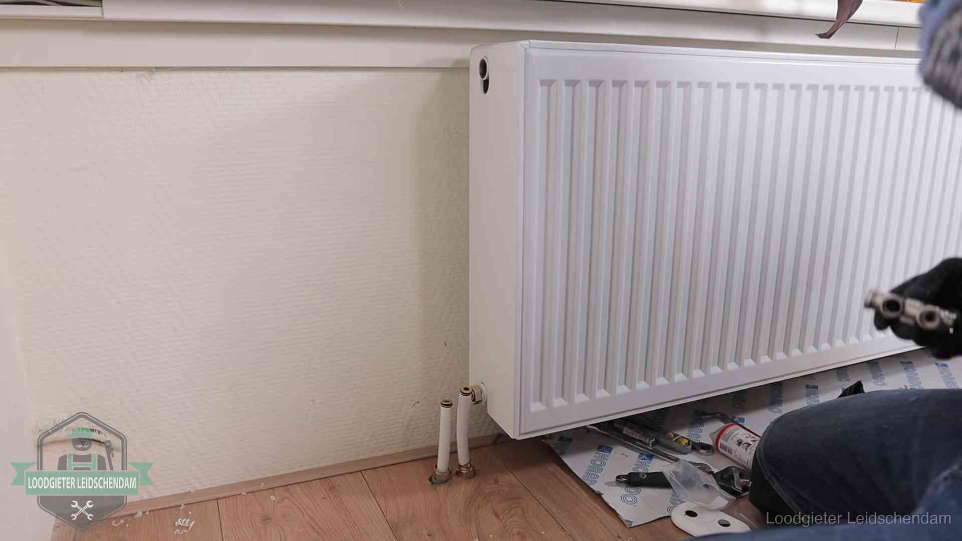 Verwarming per wijk in Leidschendam Nieuw gemonteerde radiator in een woonkamer in Leidschendam