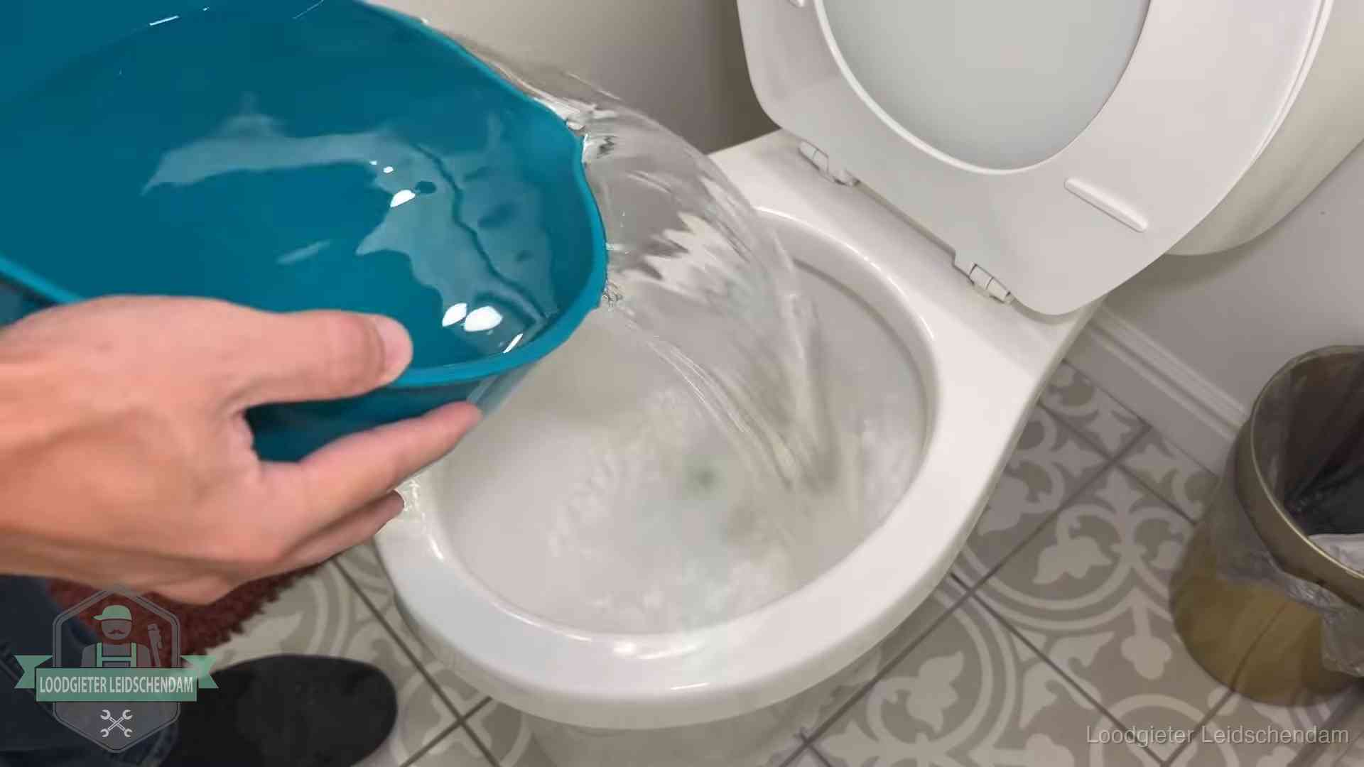 De warm-water-methode in Leidschendam Warm water wordt voorzichtig in de wc-pot gegoten in Leidschendam