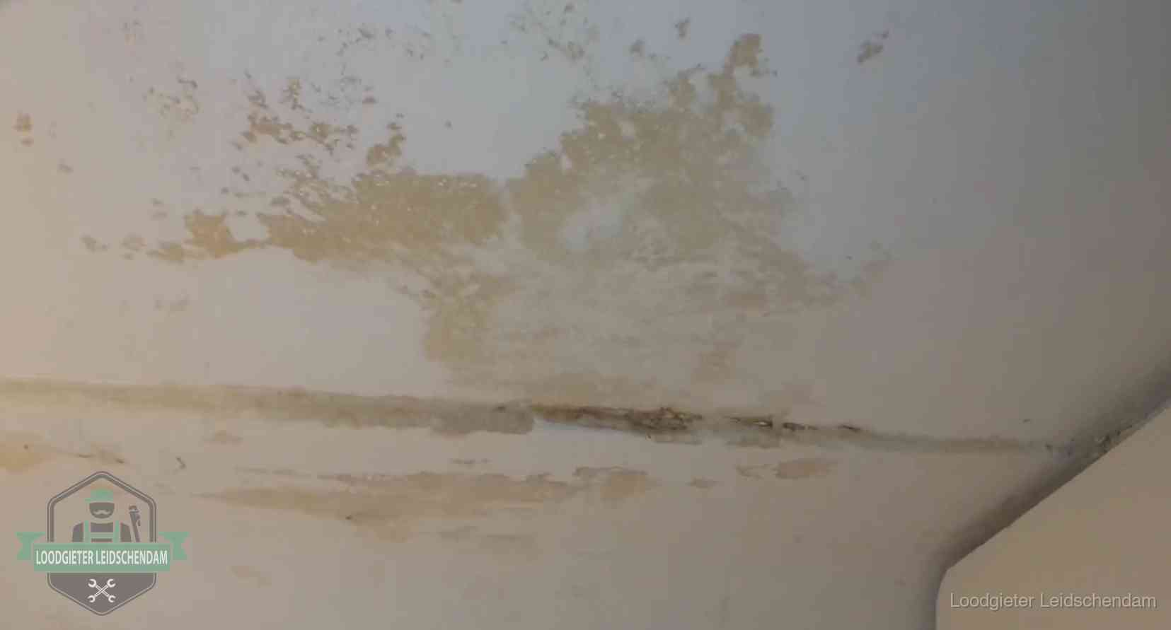 Verzekering bij rioolschade in Leidschendam Watervlekken op een plafond in Leidschendam, schade die je bij de verzekering meldt