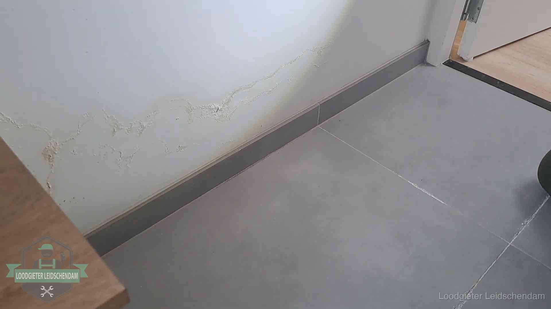 Verzekering en daklekkage in Leidschendam Waterschade met kalkuitbloeiing op een binnenwand in Leidschendam, vastgelegd voor de verzekering