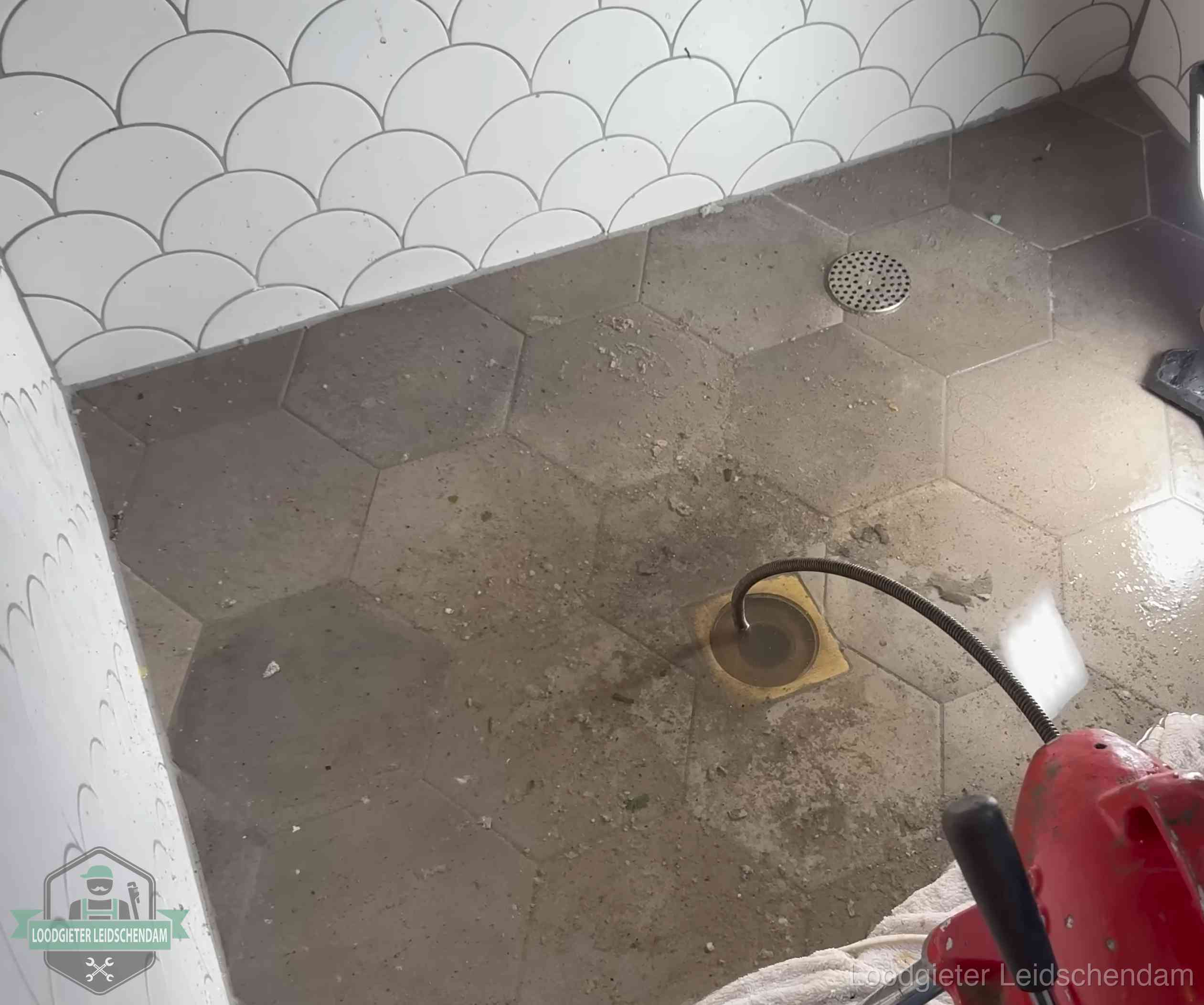 Stank uit wc of vloerput in Leidschendam Vloerput met waterslot in een badkamer in Leidschendam, een bron van stank als het waterslot droogstaat