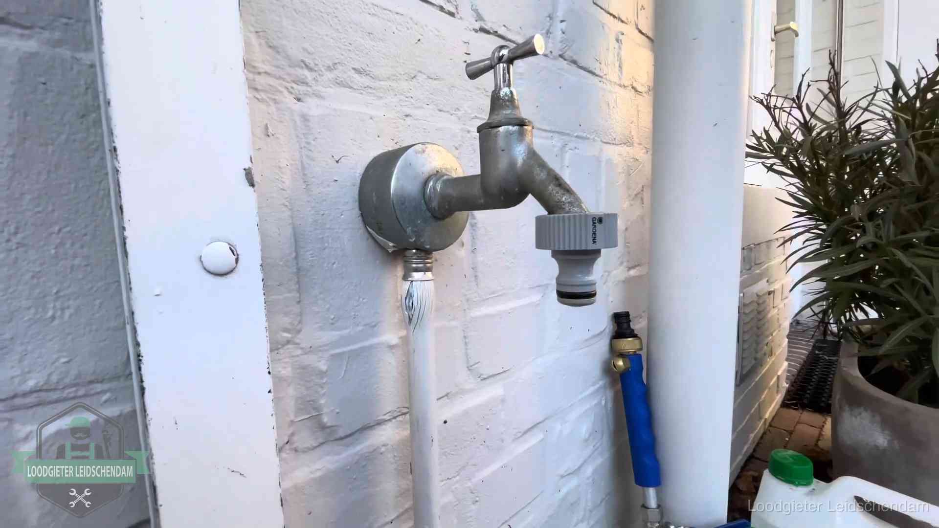 Buitenkraan met slangaansluiting bij een woning in Leidschendam, sluipverbruik zie je terug op de waterrekening