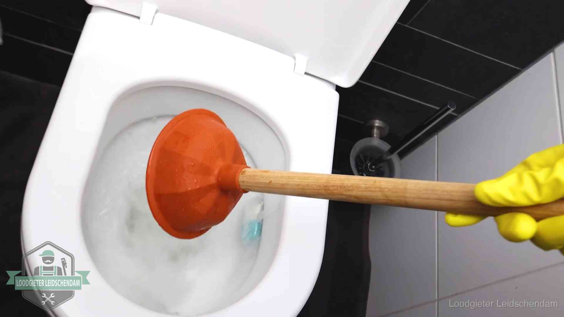 Wc ontstoppen met de plopper in Leidschendam Plopper wordt in de wc-pot gedrukt bij het ontstoppen van een toilet in Leidschendam