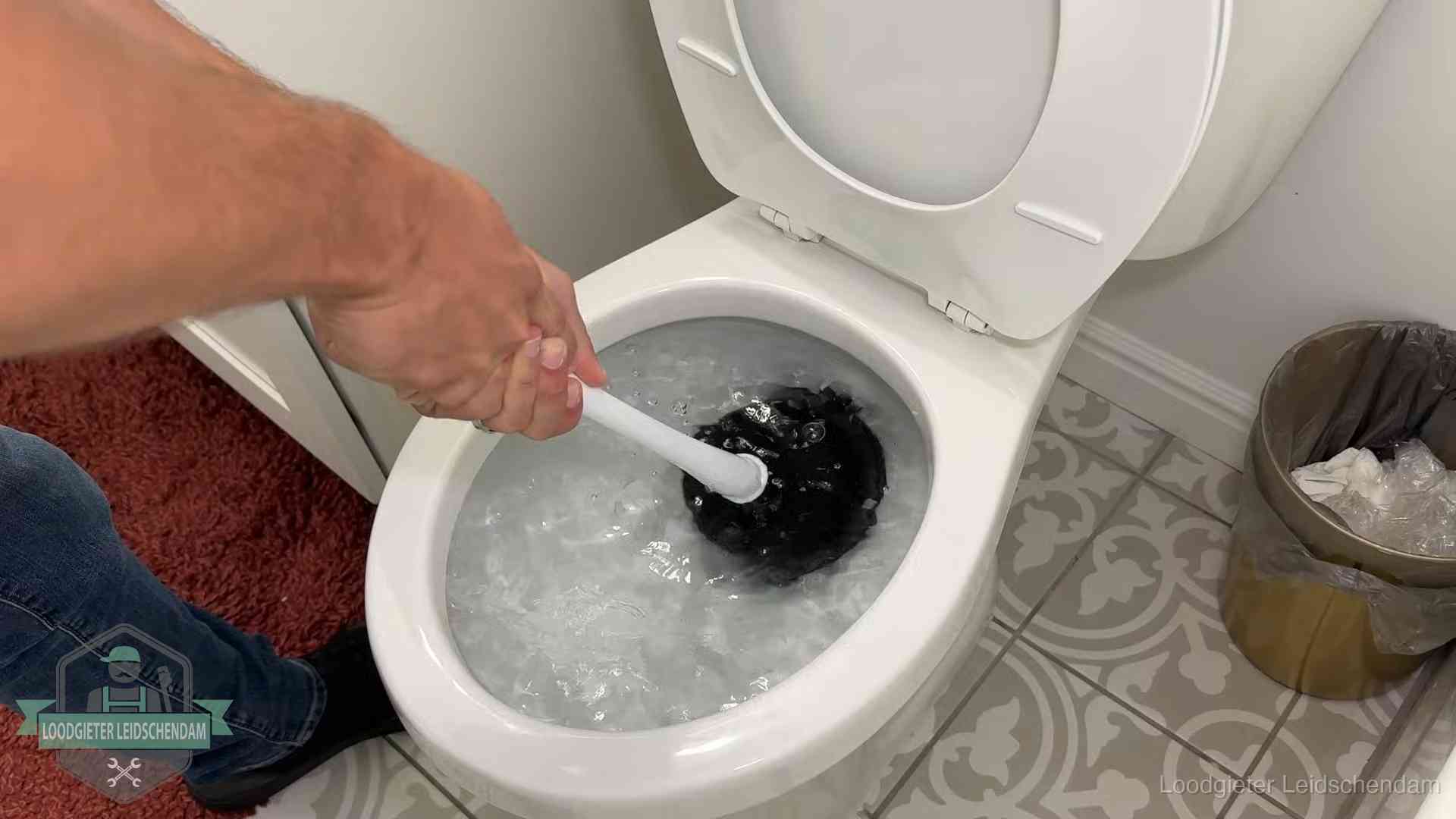 Zelf je wc ontstoppen in Leidschendam Zelf de wc ontstoppen met een plopper in Leidschendam, het water kolkt in de pot