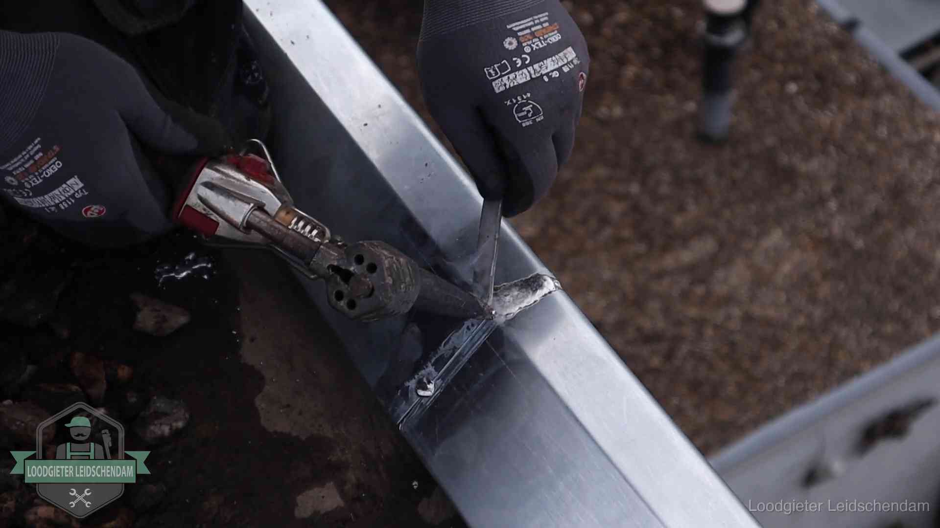 Fouten bij zelf daklekkage repareren in Leidschendam Zinken naad solderen op een dak in Leidschendam, vakwerk waar het bij zelf repareren vaak misgaat