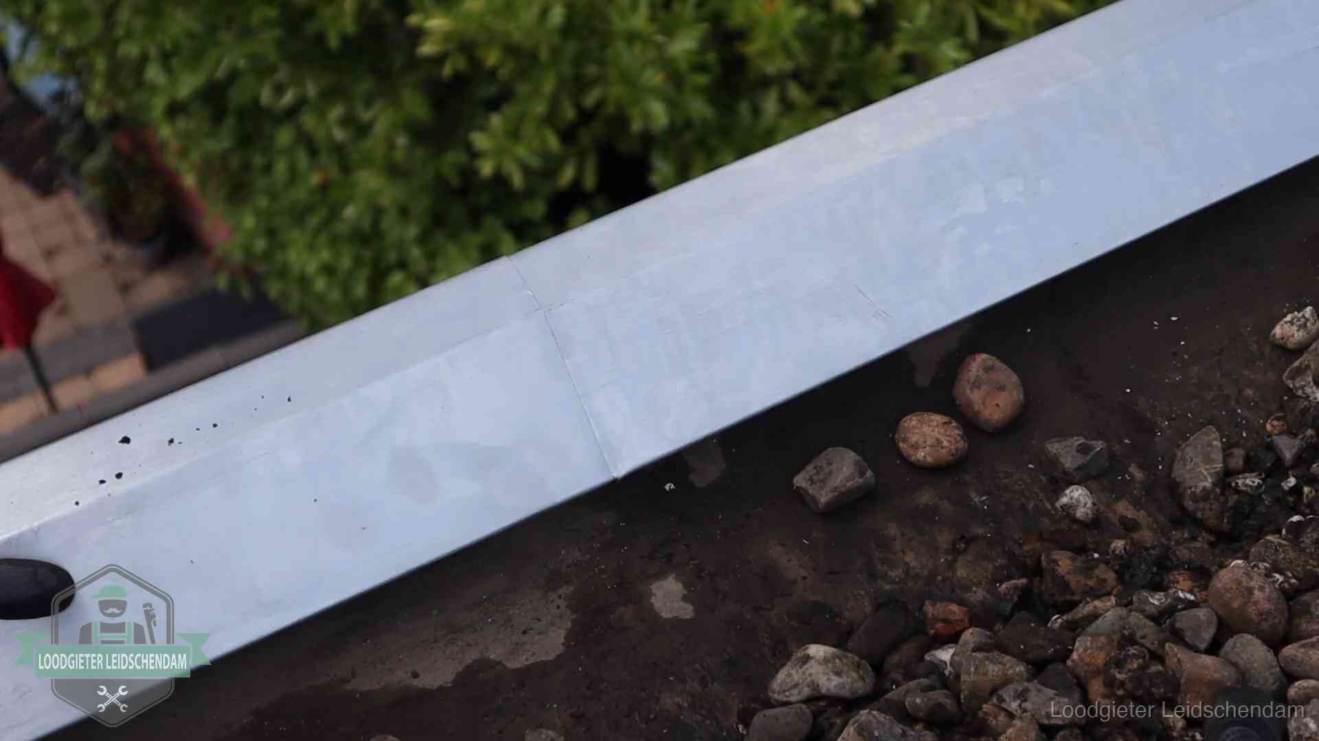 Garantie op dakwerk in Leidschendam Strak gesoldeerd naaddetail in een zinken daktrim op een dak in Leidschendam